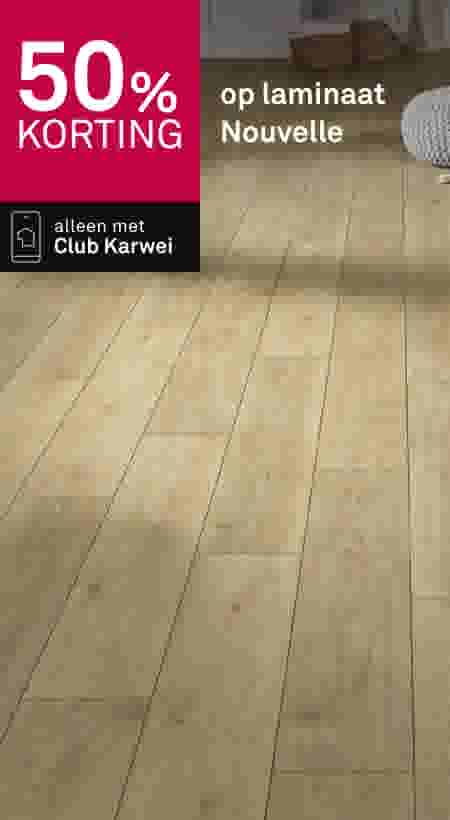 50% korting op laminaat Nouvelle. Alleen met Club Karwei. Lichte houten vloer in woonkamer met decoratie.