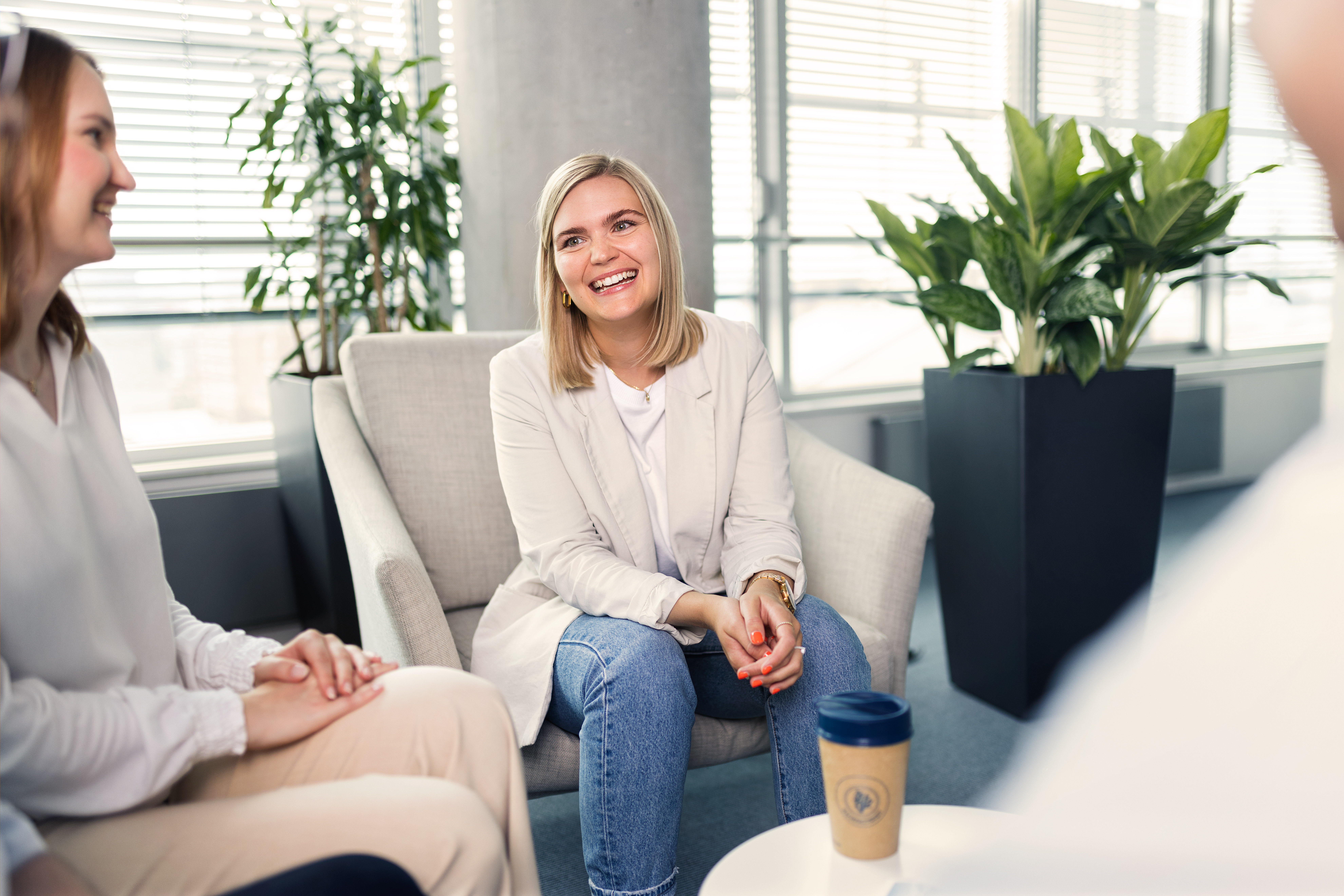 Lachende Frau auf einem Sessel