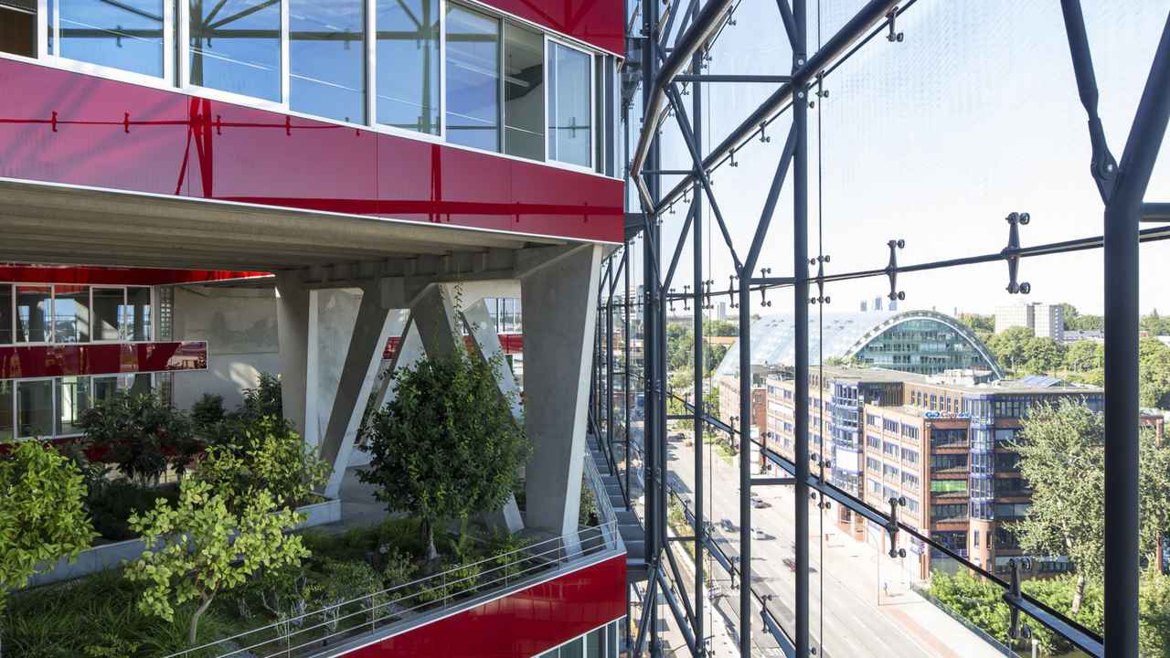 Rotes Bürogebäude mit Glasfasade 