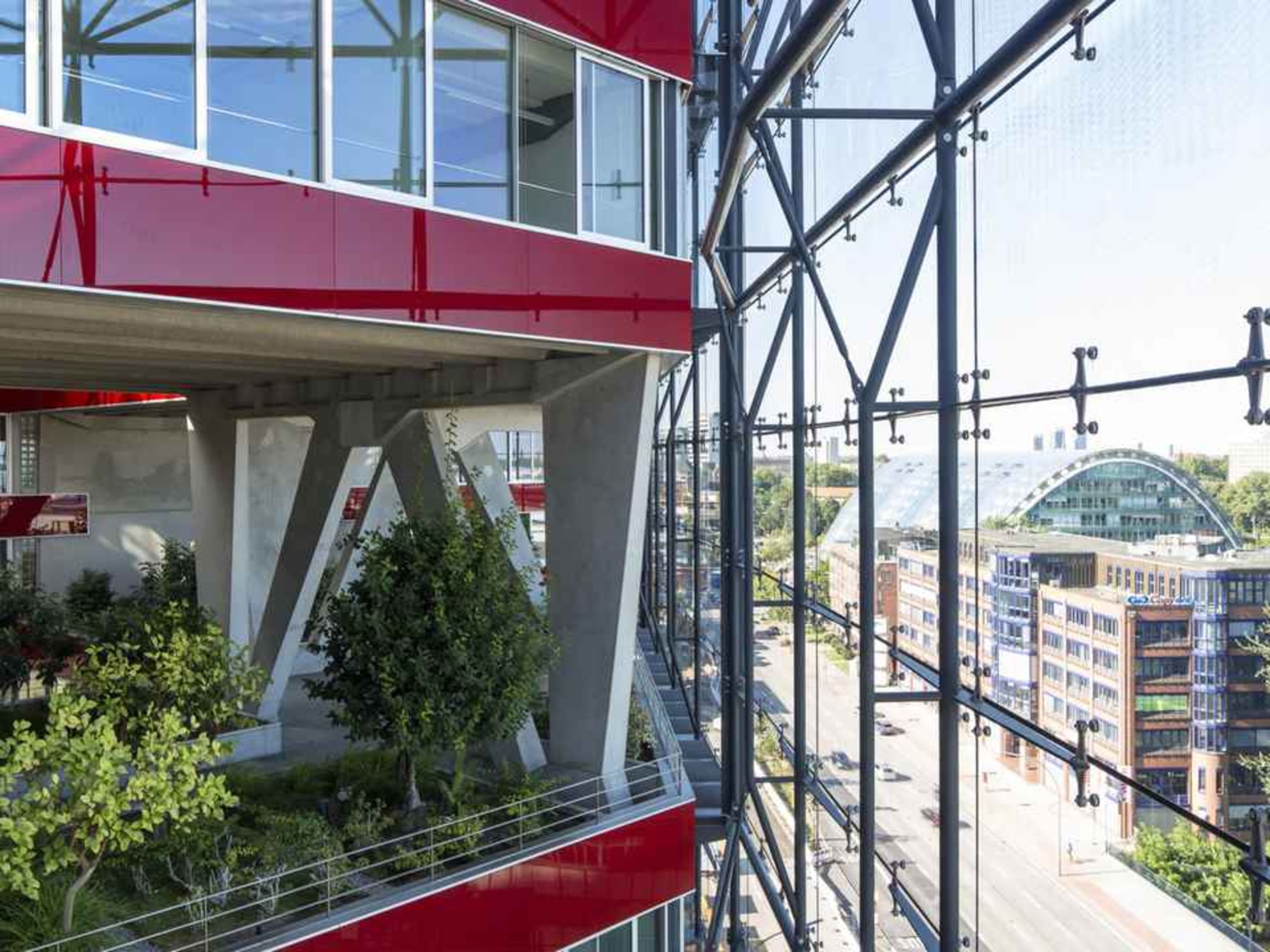 Rotes Bürogebäude mit Glasfasade