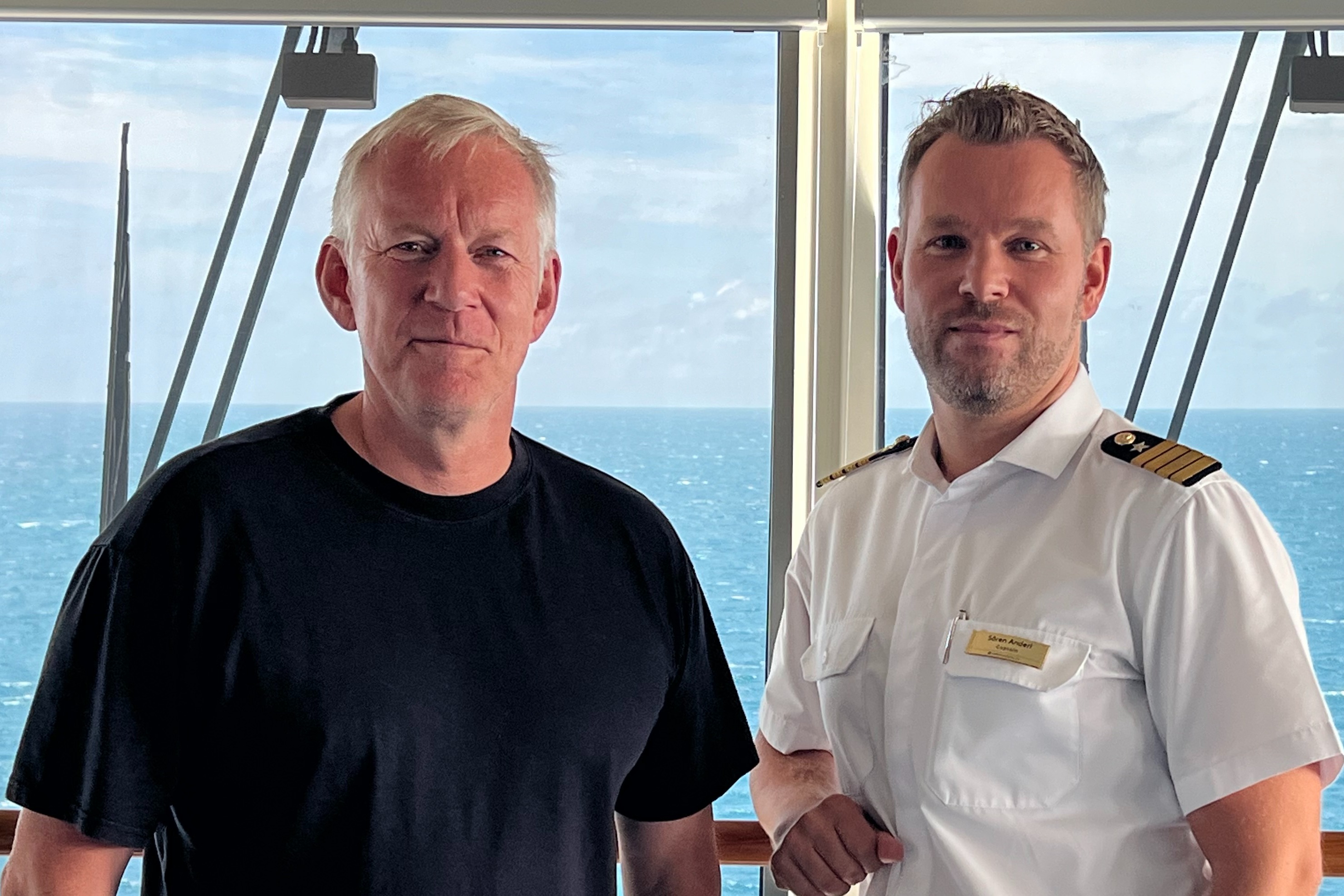 Johannes B. Kerner und Kapitän Sören Anderl auf der Brücke der EUROPA 2