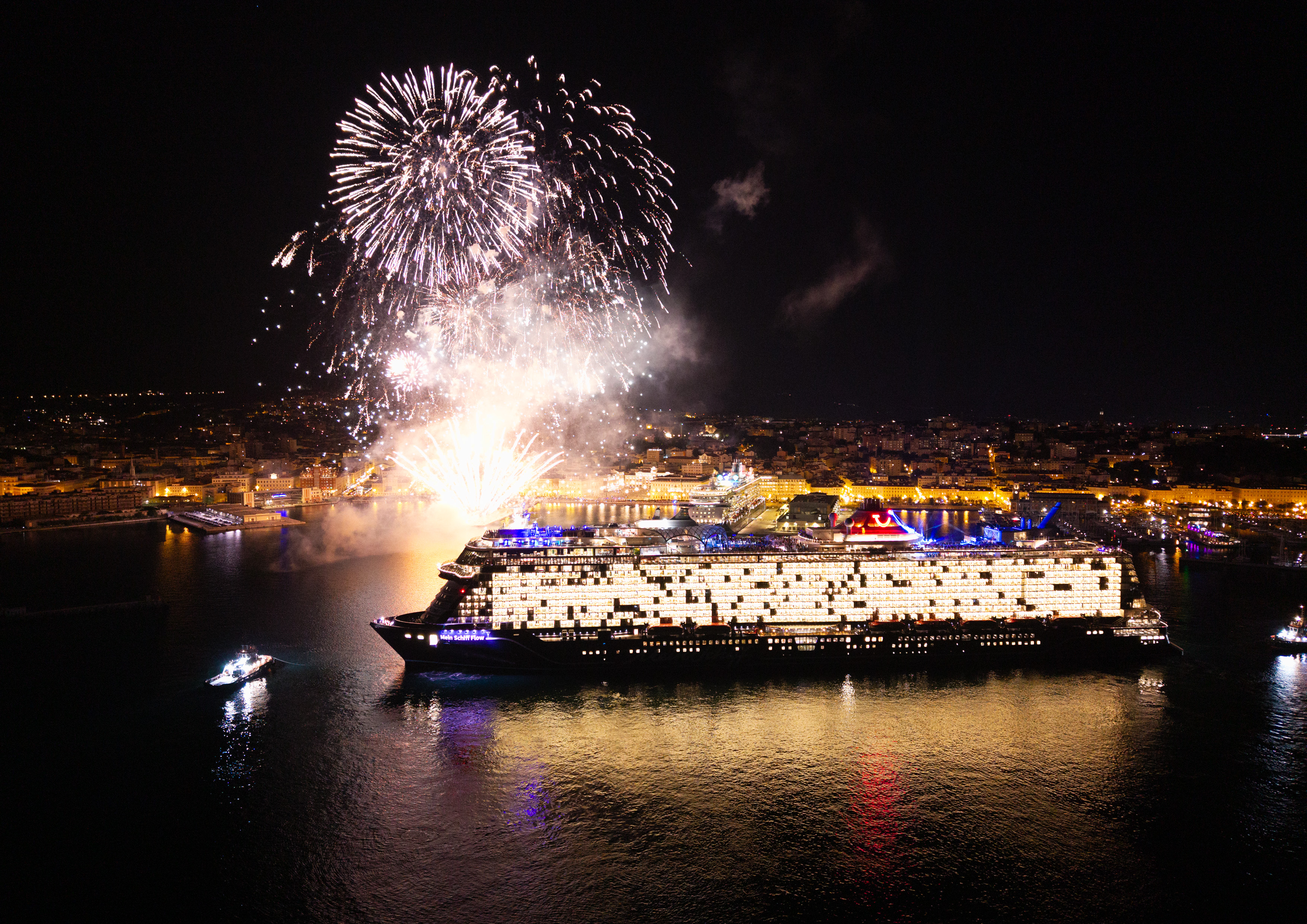 Taufmoment der Mein Schiff Flow mit Feuerwerk