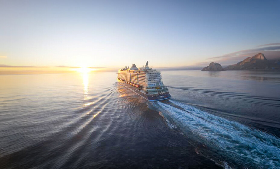 Auf dem Bild ist die Mein Schiff Flow mit Heckwelle zu sehen. 