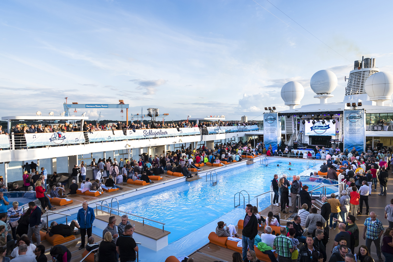 Pooldeck auf der mein Schiff 2, Gäste stehen und sitzen um den Pool herum