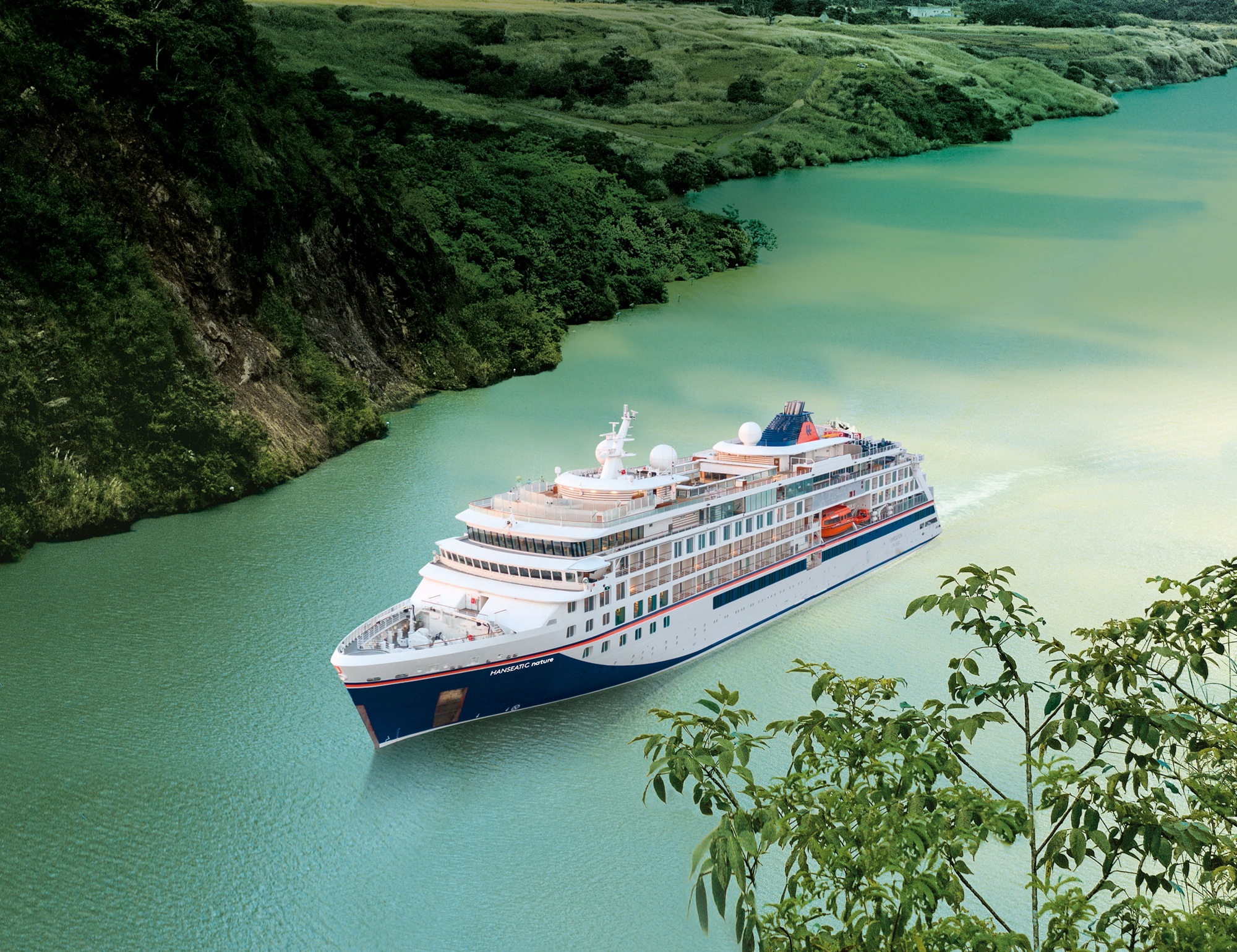 Die HANSEATIC inspiration fährt auf dem Panamakanal
