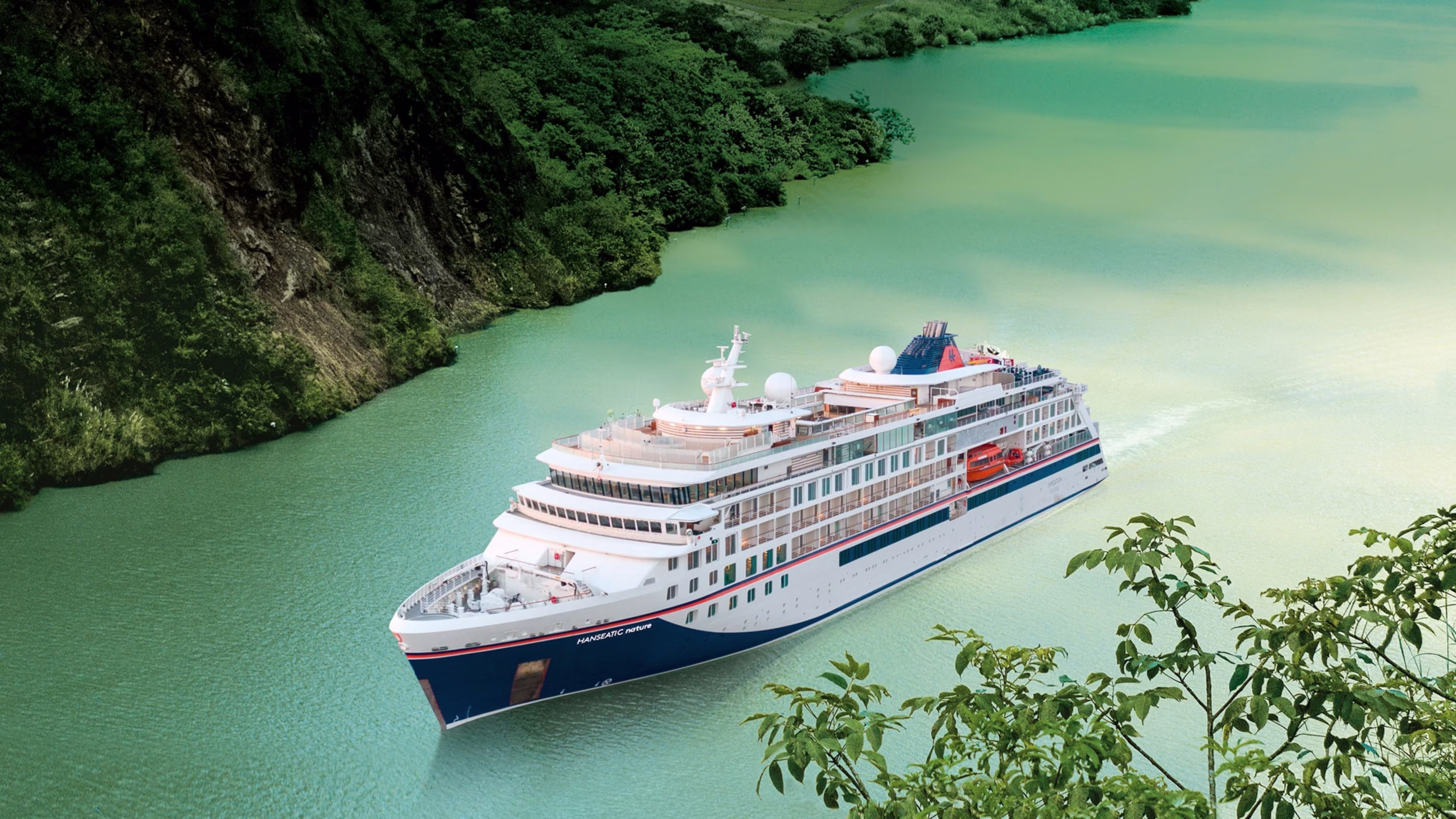 Die HANSEATIC inspiration fährt auf dem Panamakanal