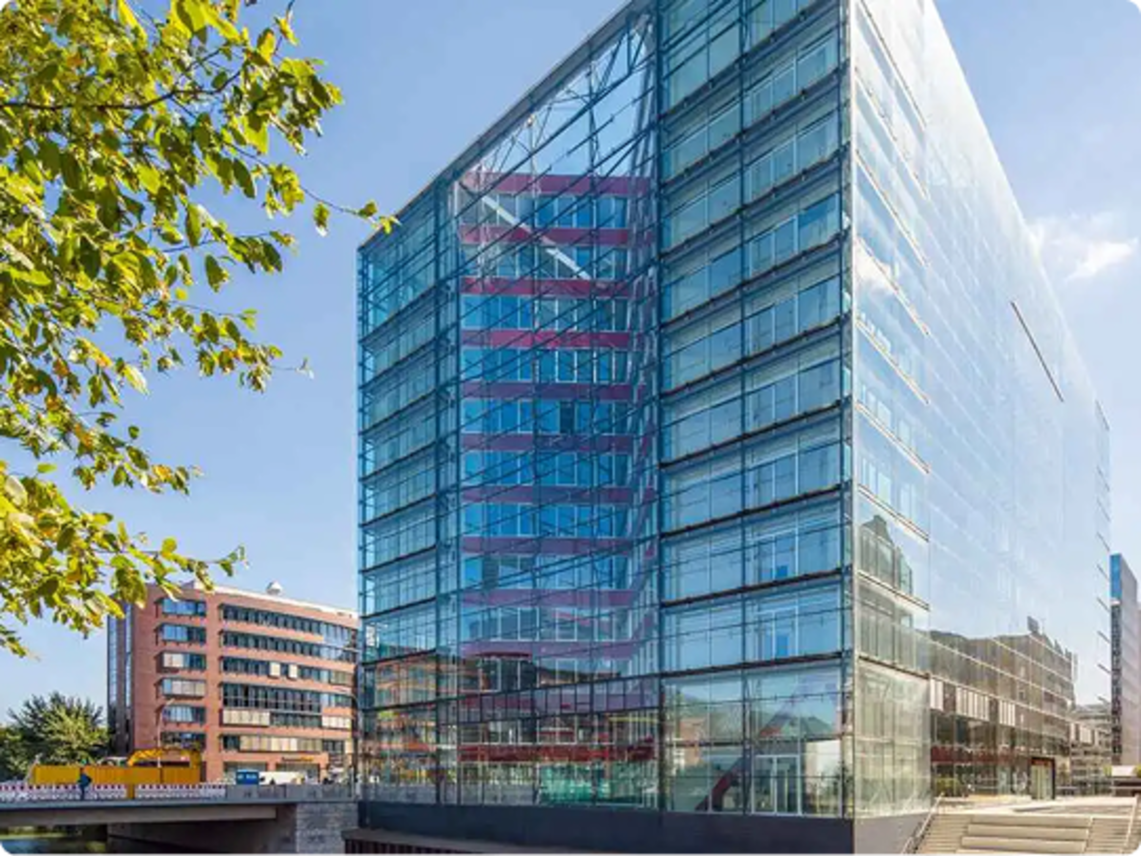 Bürogebäude mit Glasfront