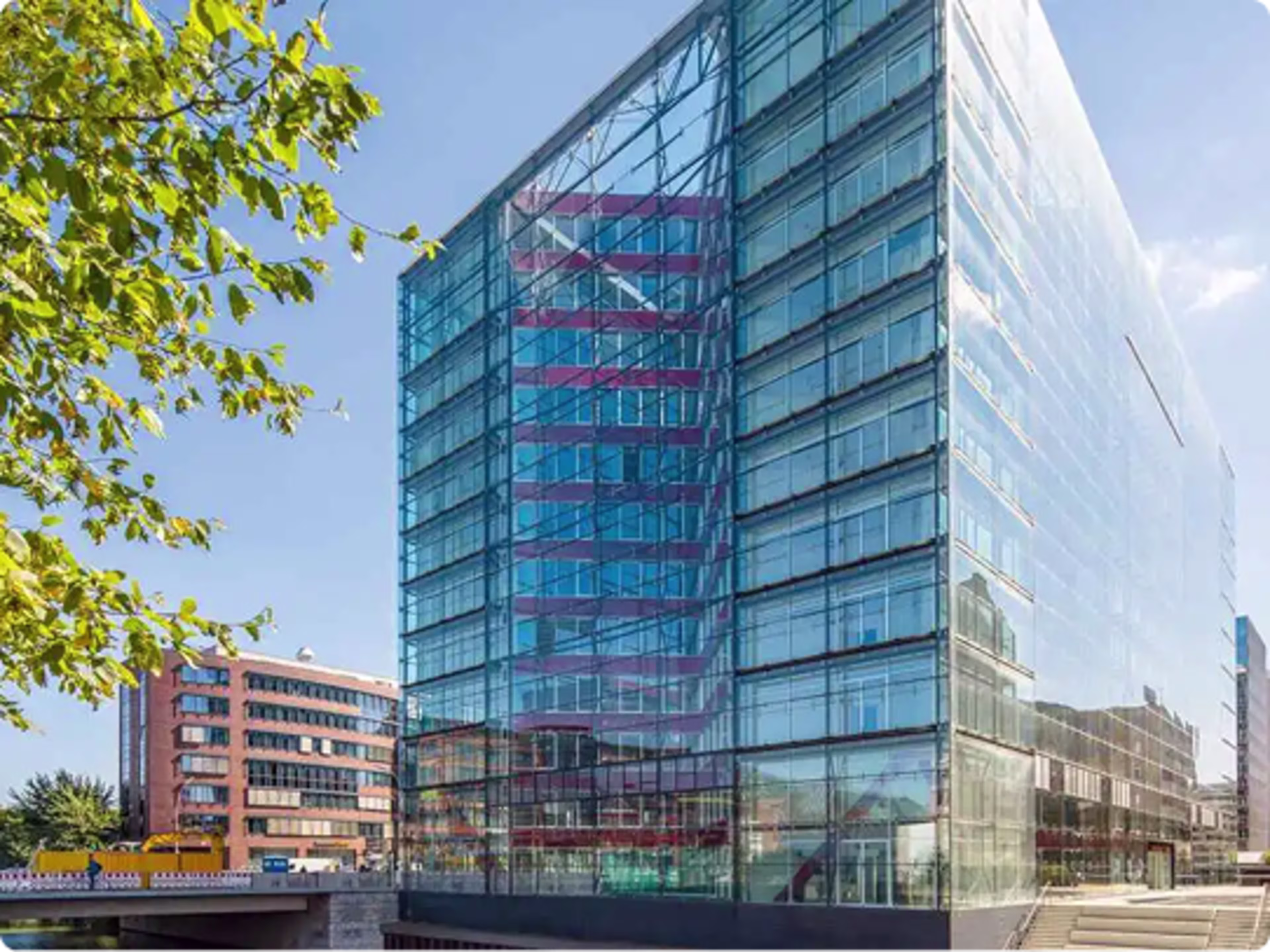 Bürogebäude mit Glasfront