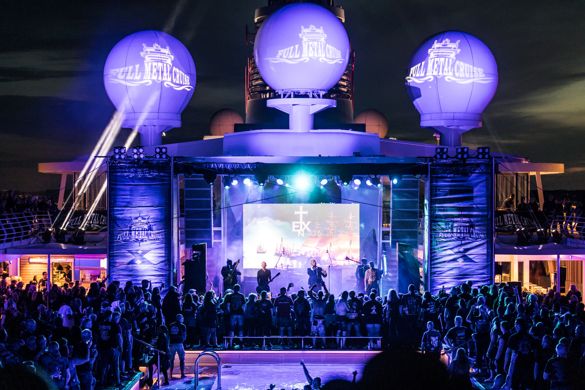 Bühne und Publikum abends auf dem Pooldeck während der Full Metal Cruise