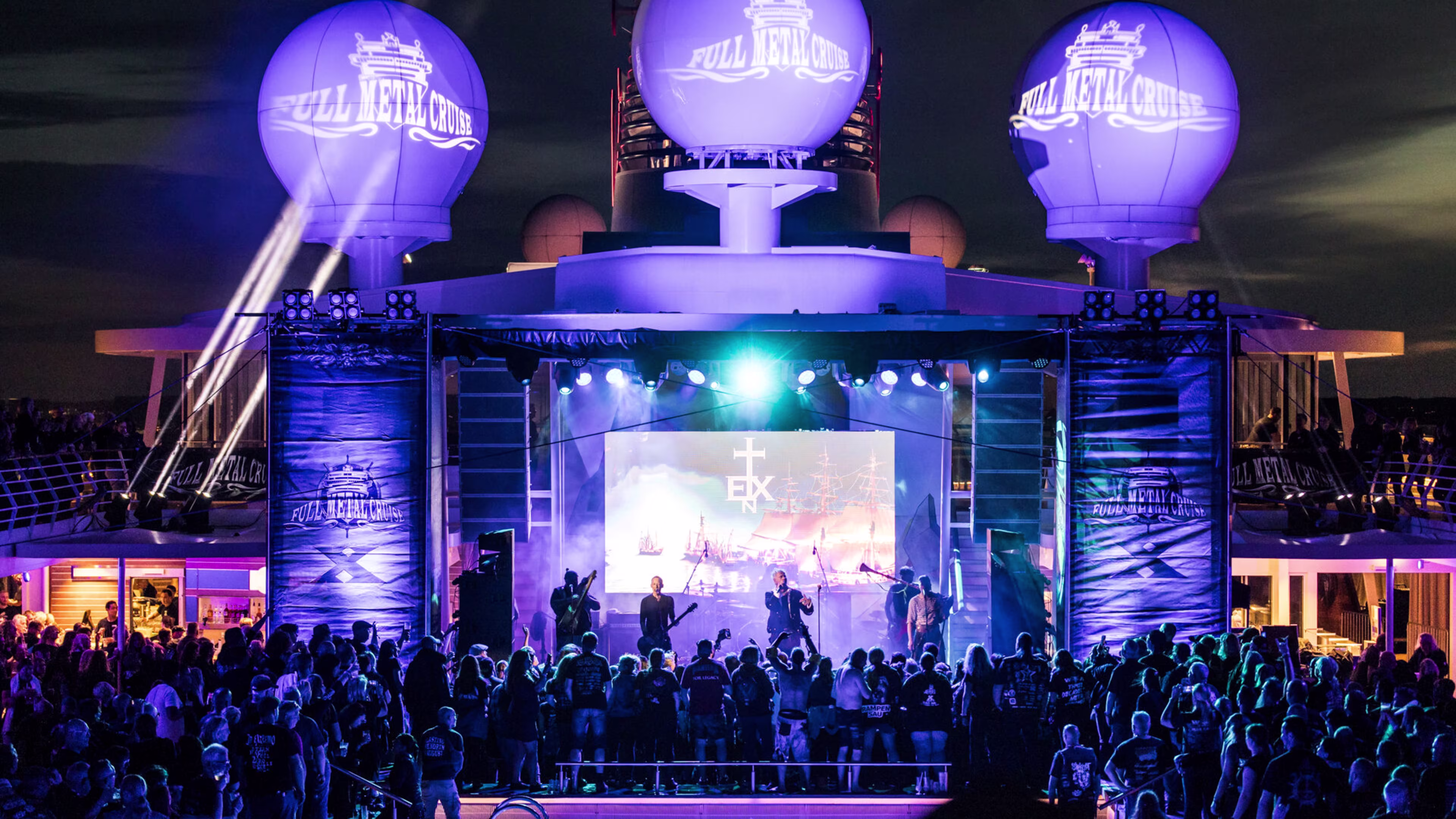 Bühne und Publikum abends auf dem Pooldeck während der Full Metal Cruise