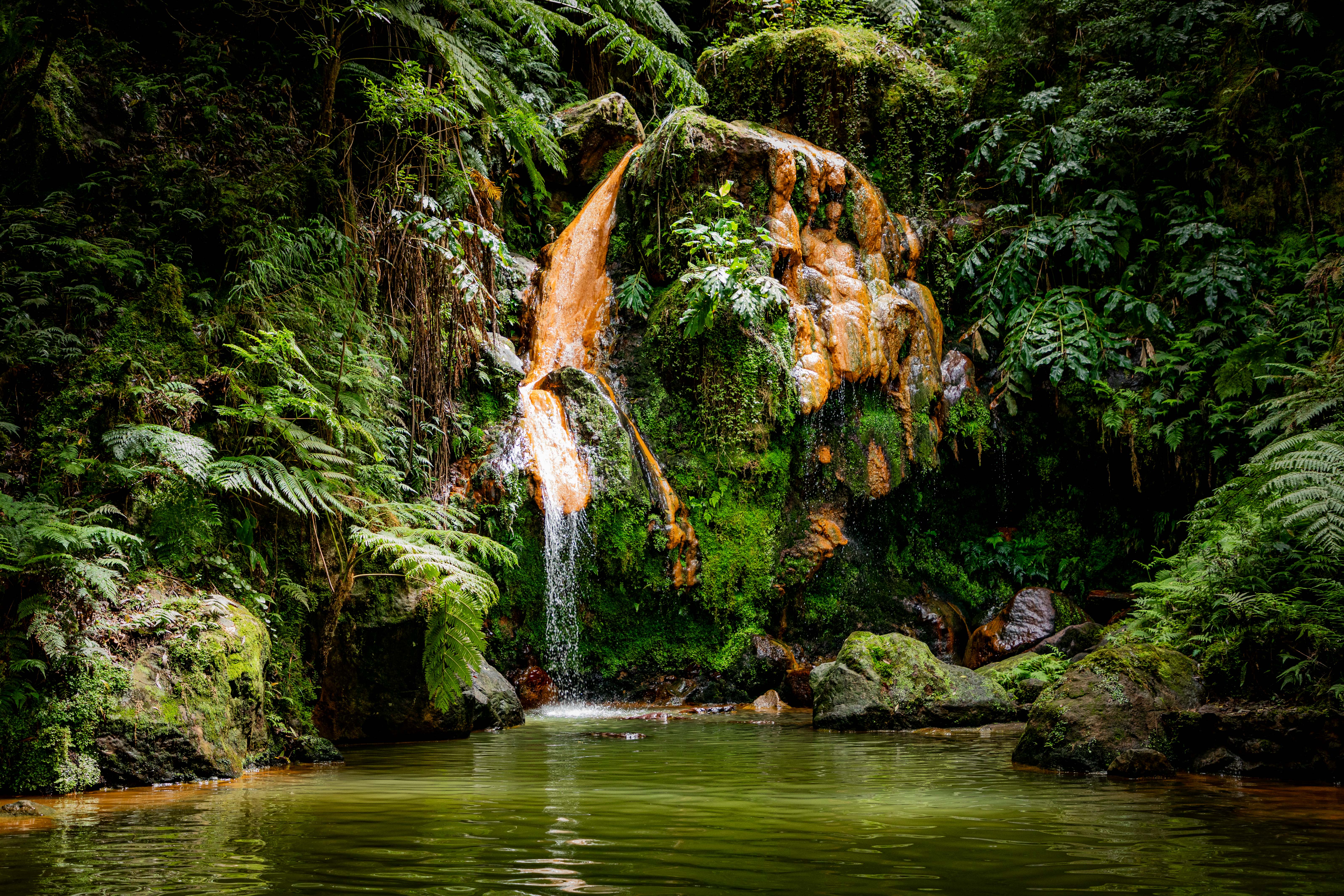 Wasserfall bei Ponta Delgada auf der Azoreninsel São Miguel