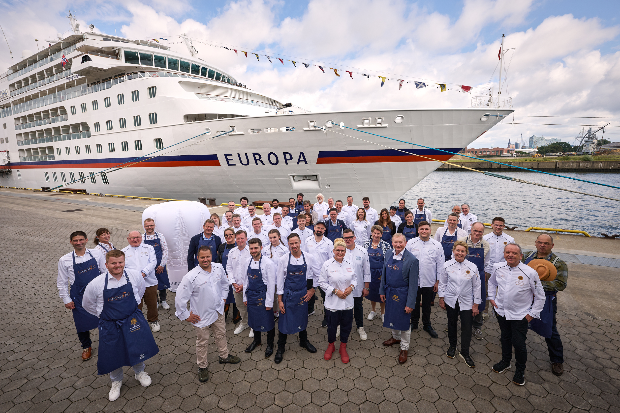 Die Teilnehmenden von EUROPAs Beste 2025 vor der EUROPA in Hamburg