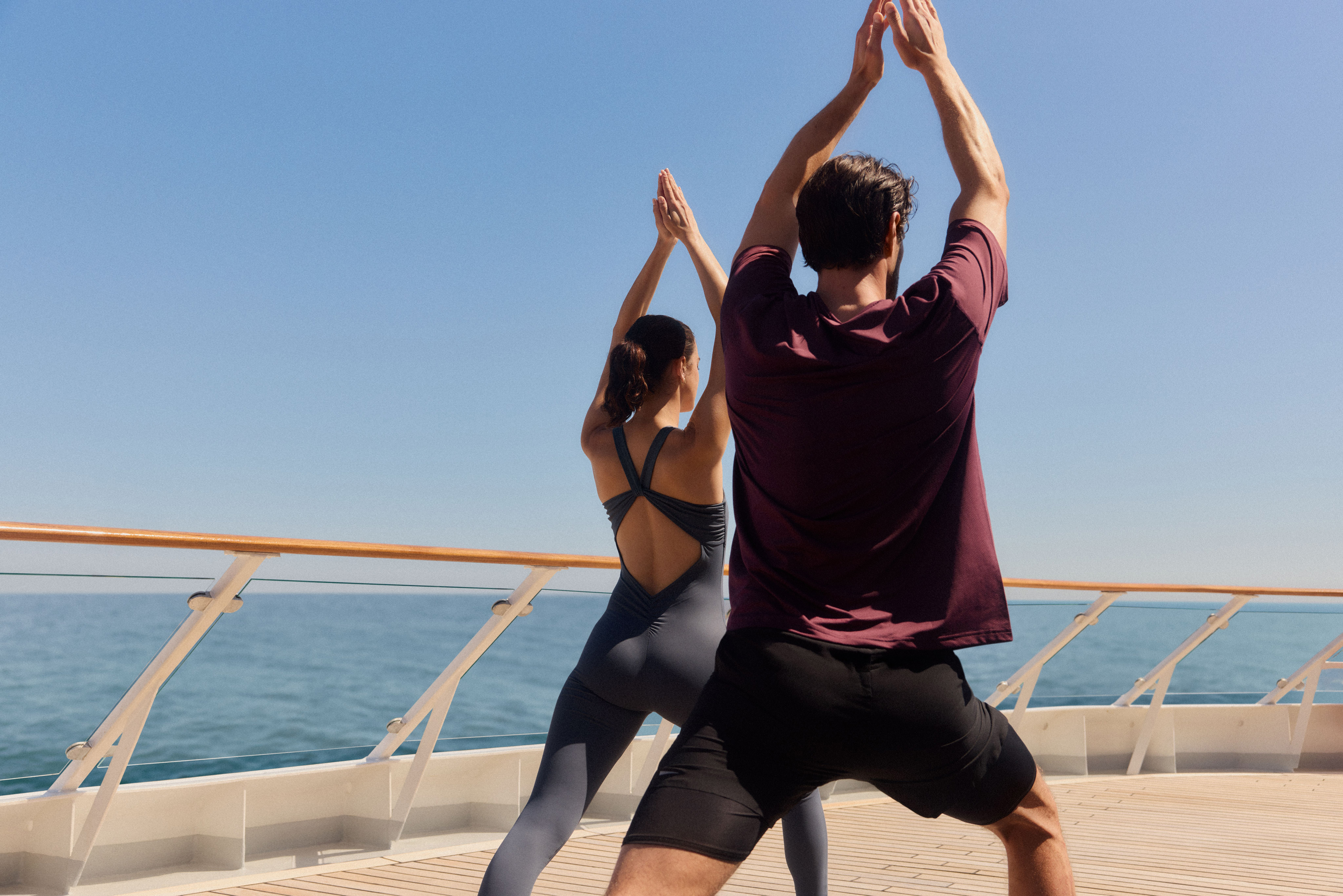 Zwei Menschen in einer Yogaposition auf dem Deck der EUROPA 2