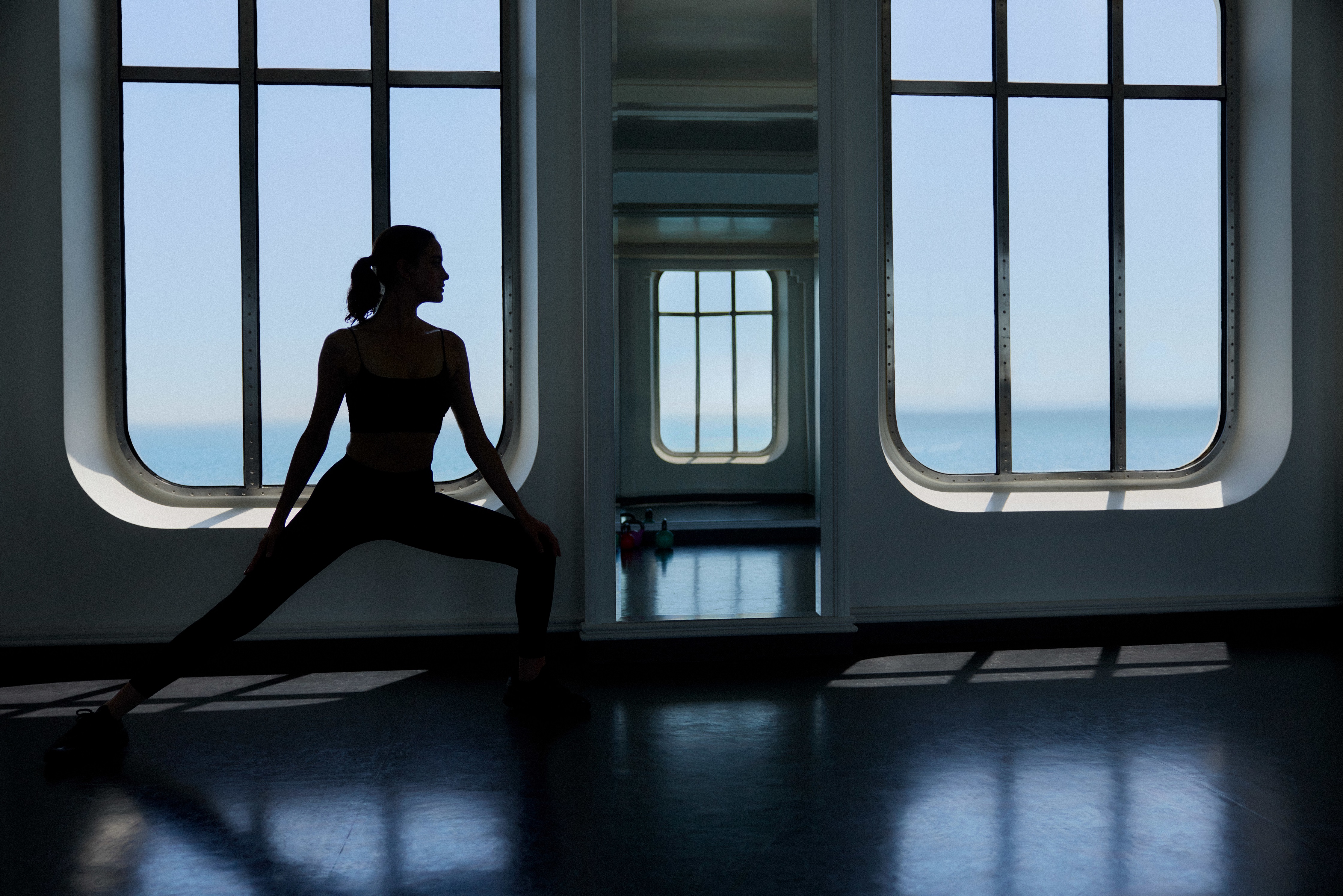 Eine Frau praktiziert Yoga im Fitnessstudio auf der EUROPA 