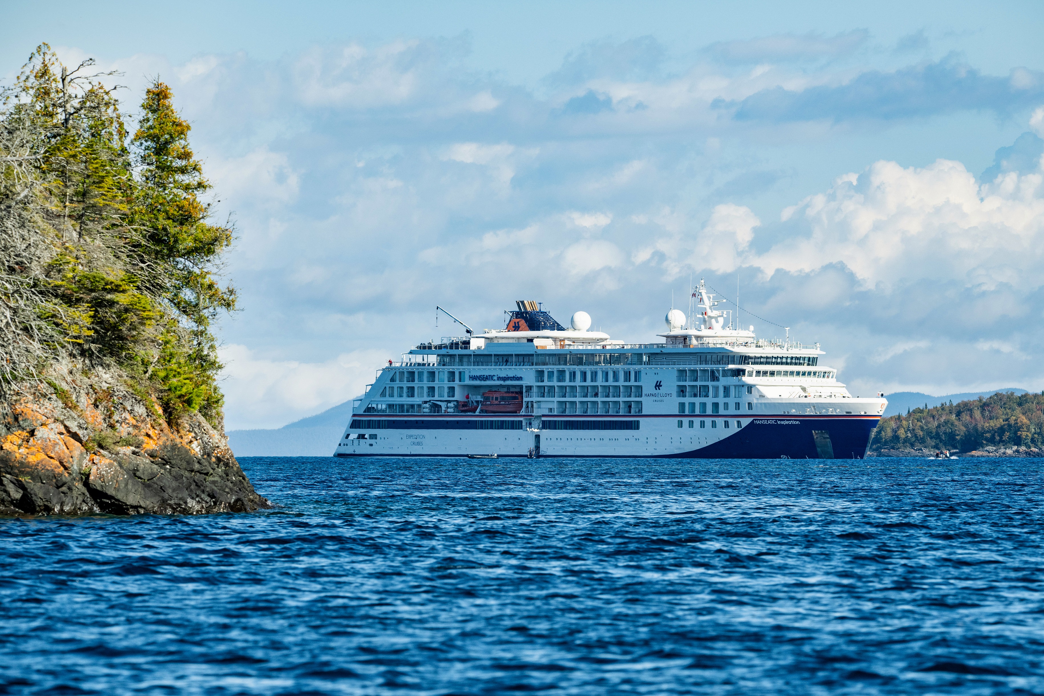 The HANSEATIC inspiration cruises across one of the Great Lakes.