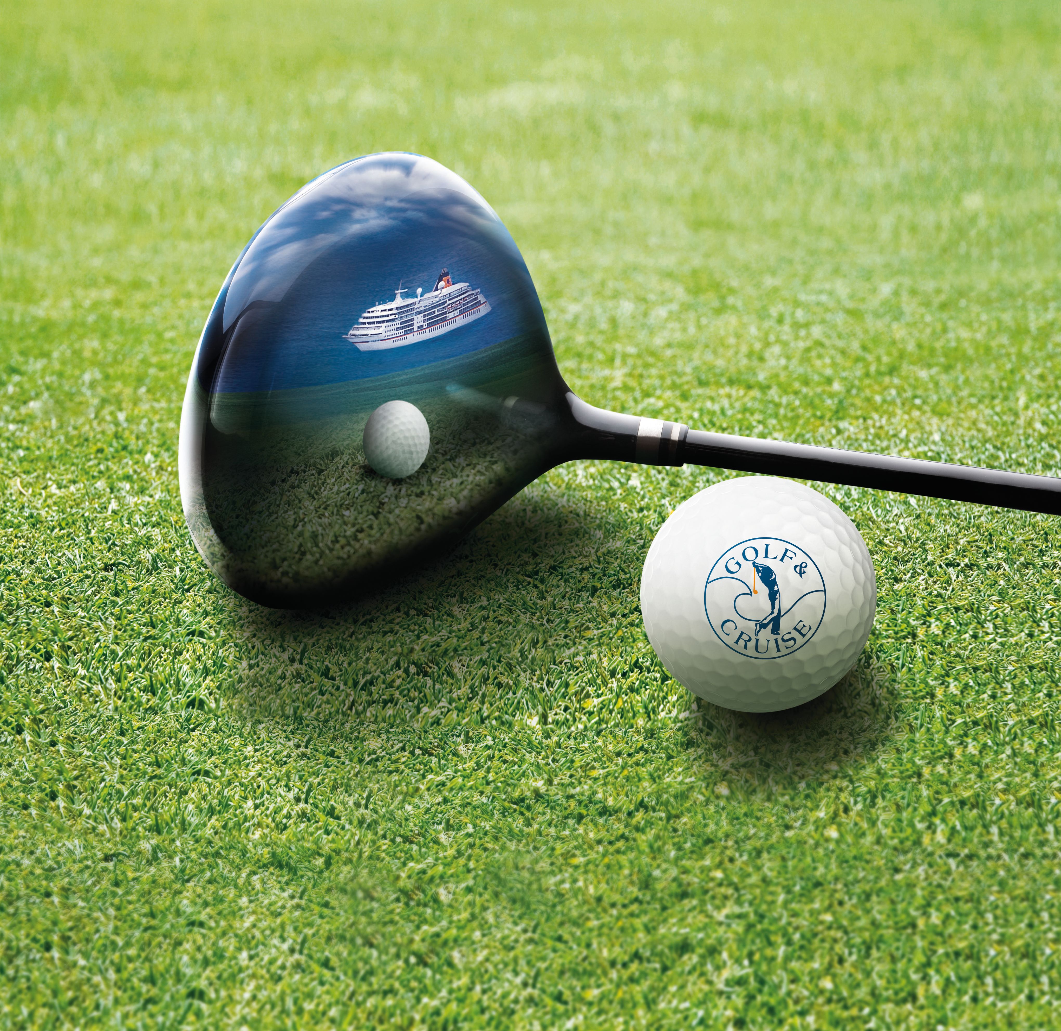 Ein Golfschläger in dem sich die EUROPA spielgelt und ein Golfball auf Rasen. 