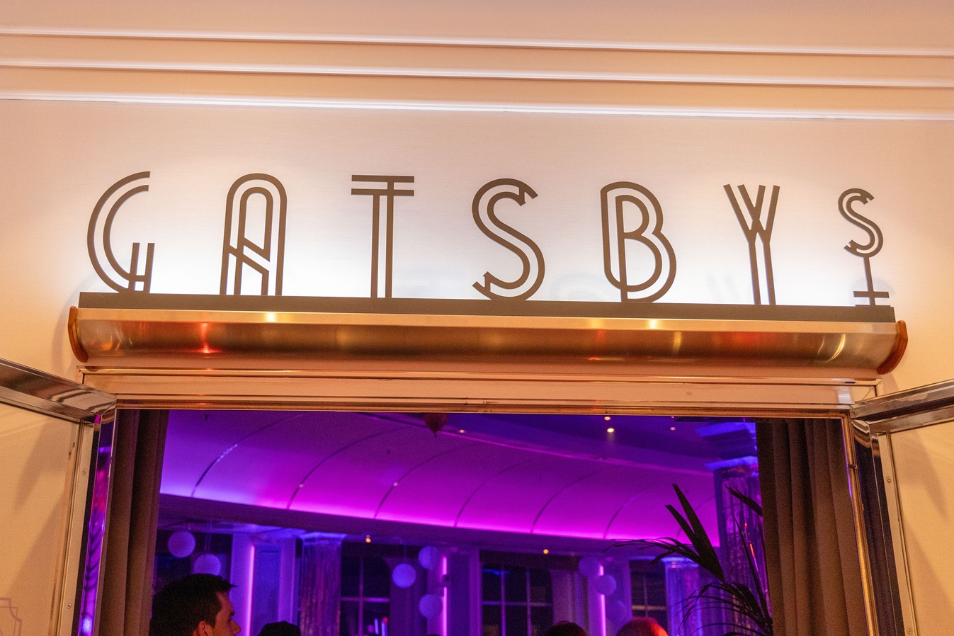 Der beleuchtete Eingang des Gatsby's an Bord der EUROPA.