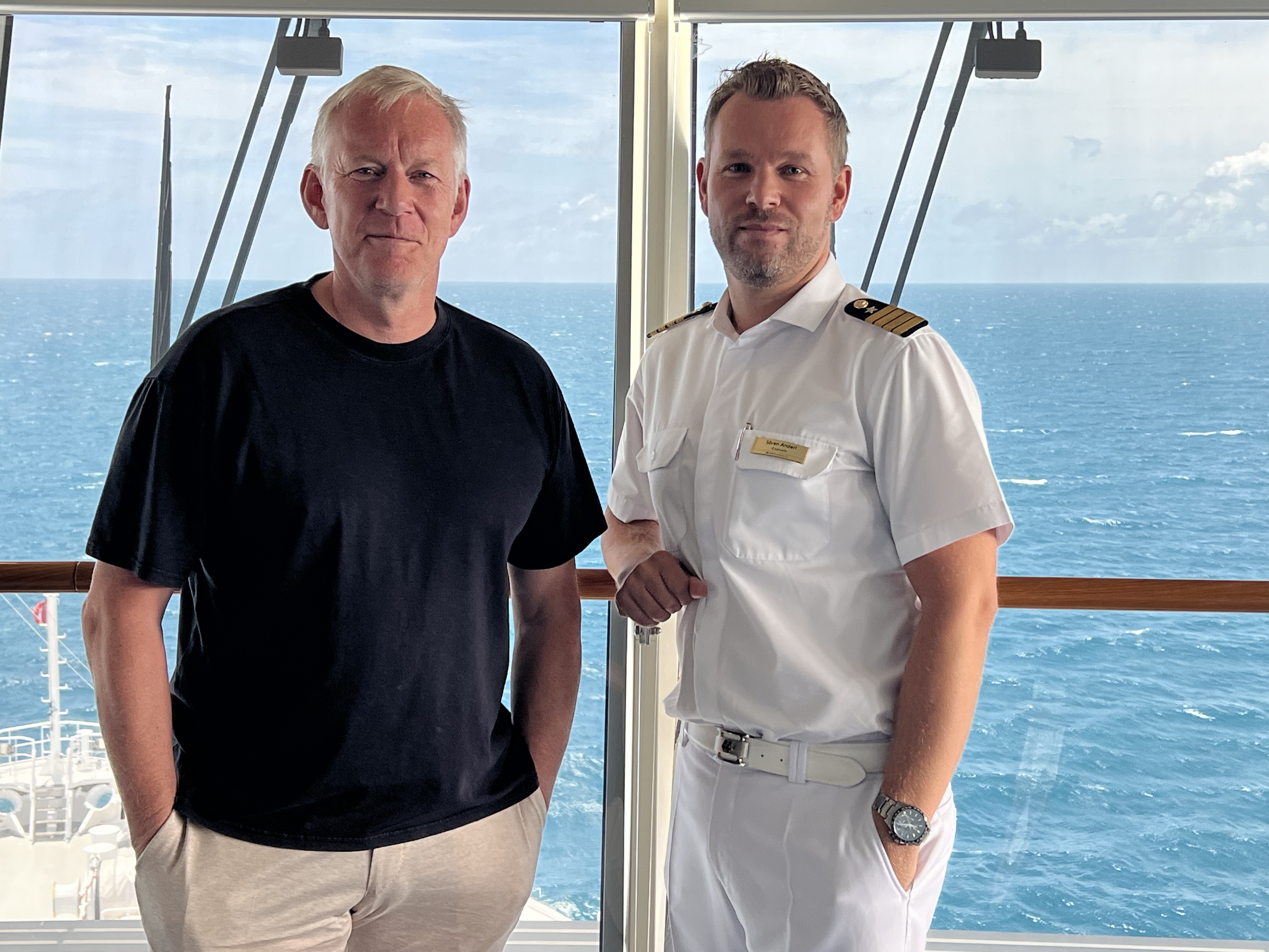 Johannes B. Kerner und Kapitän Sören Anderl auf der Brücke der EUROPA 2