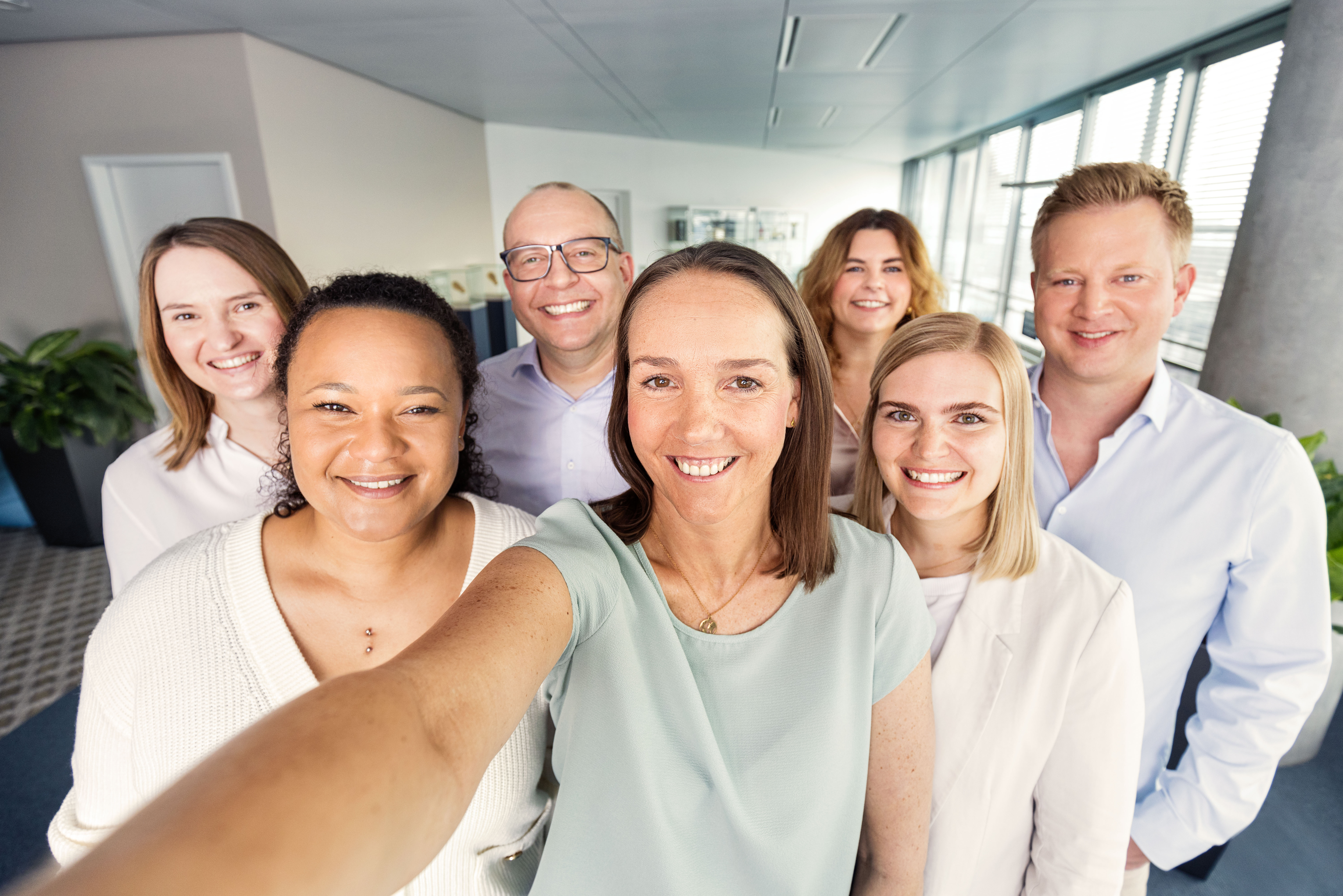 Sieben Personen, die ein Selfie machen