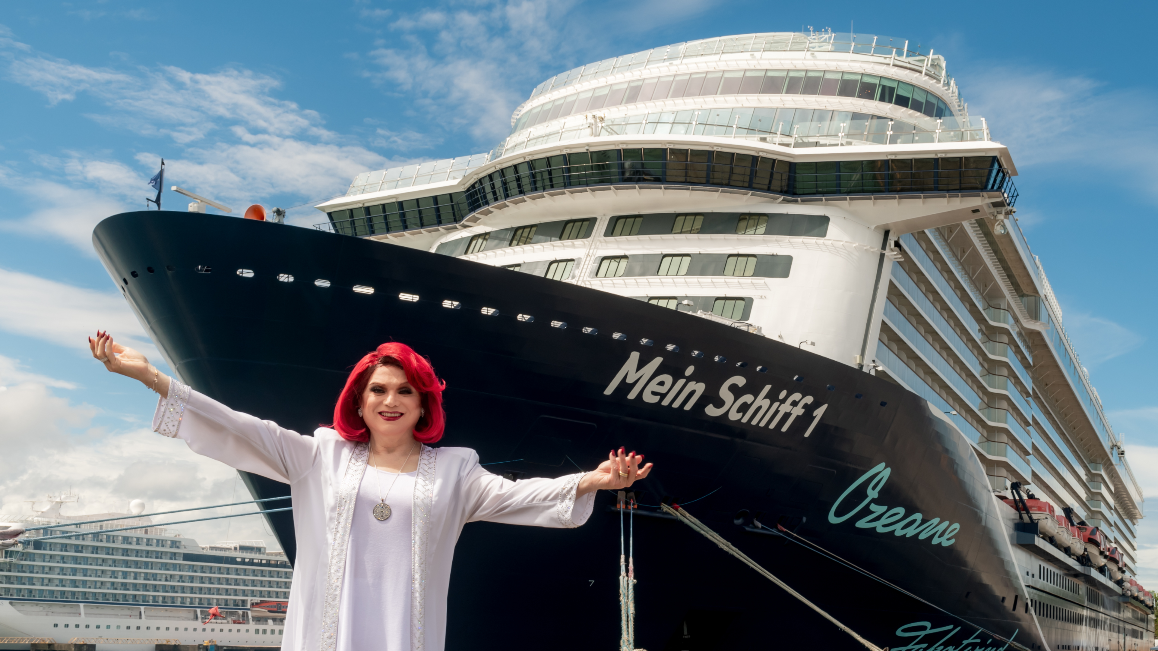 Joy Peters vor der Mein Schiff 1