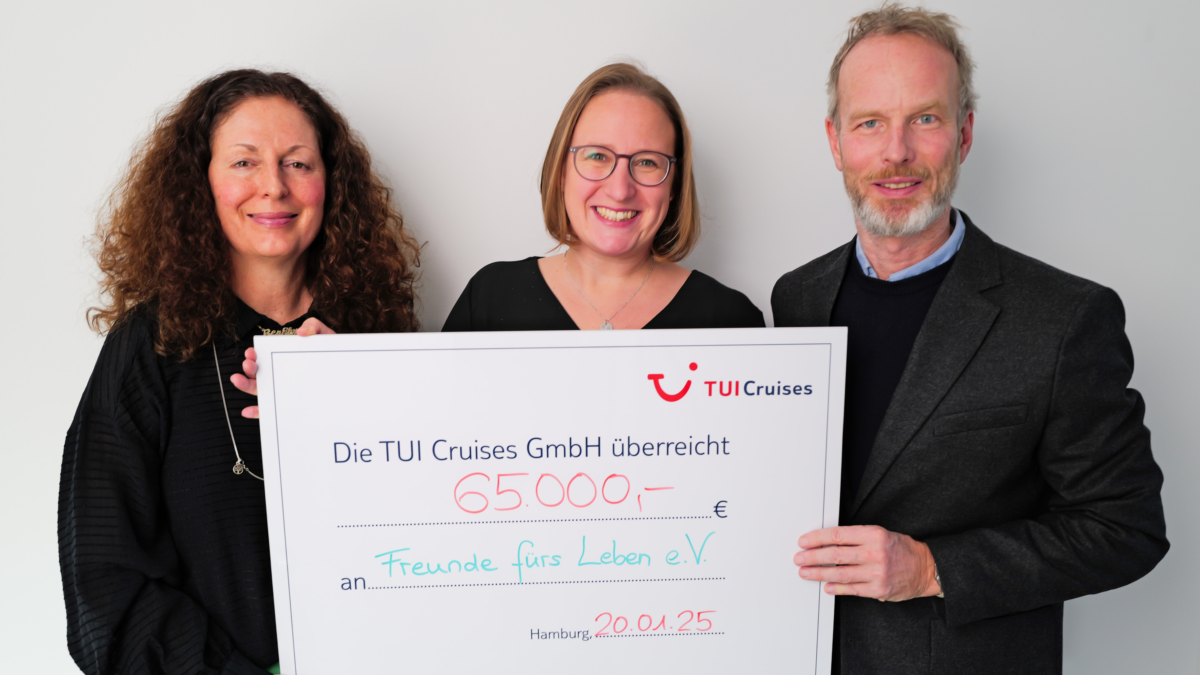 Übergabe des Spendenchecks