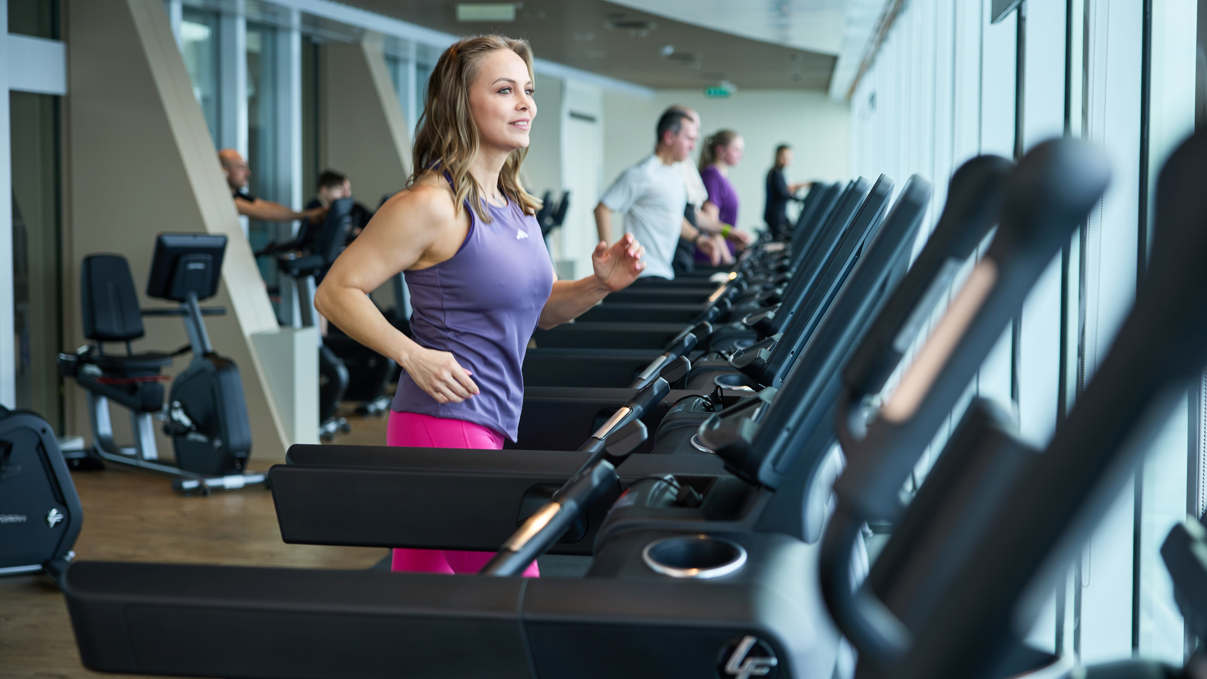 Regina Halmich im Fitnessstudio Mein Schiff Relax