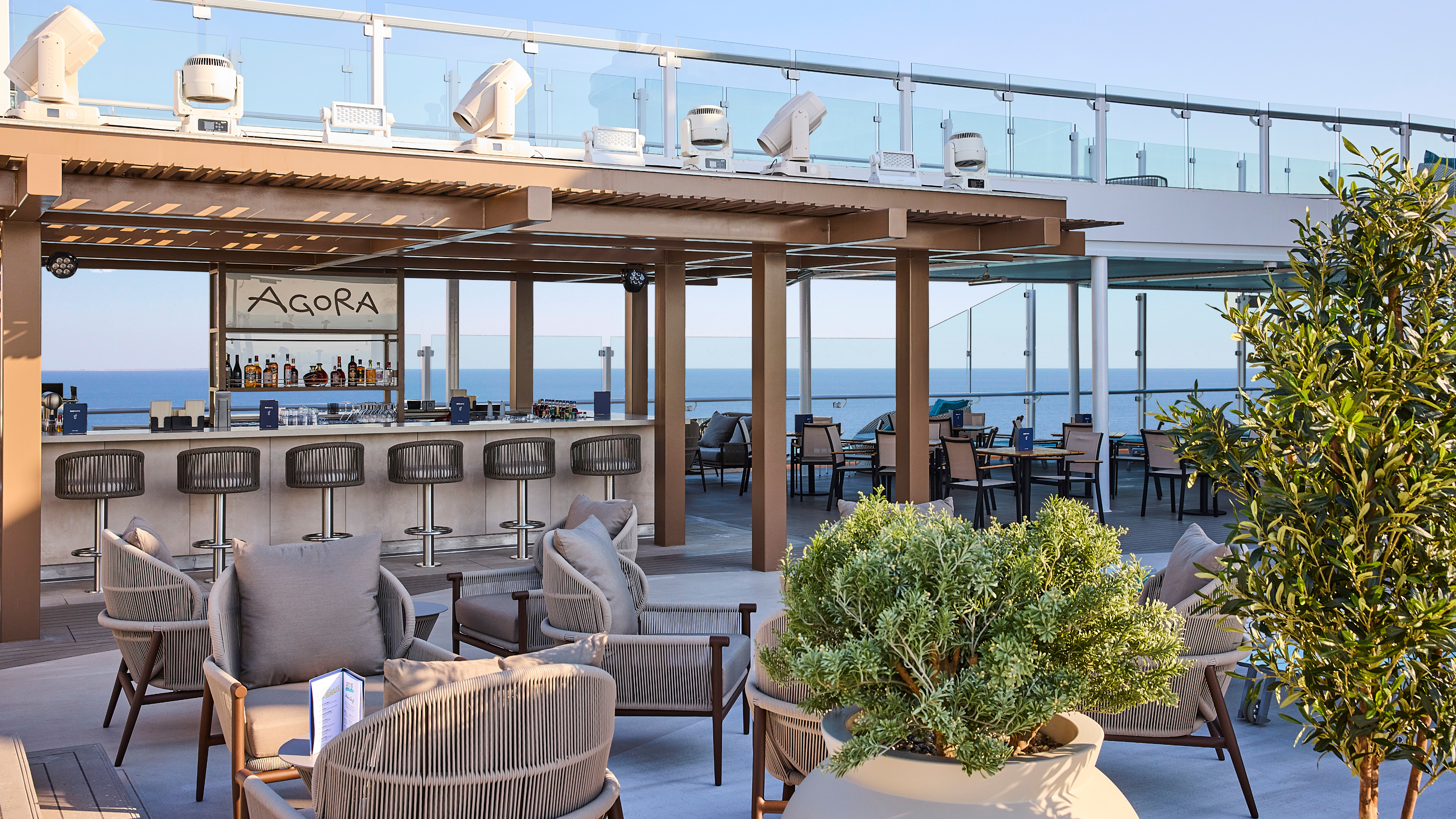 Agora Bar auf der Mein Schiff Relax