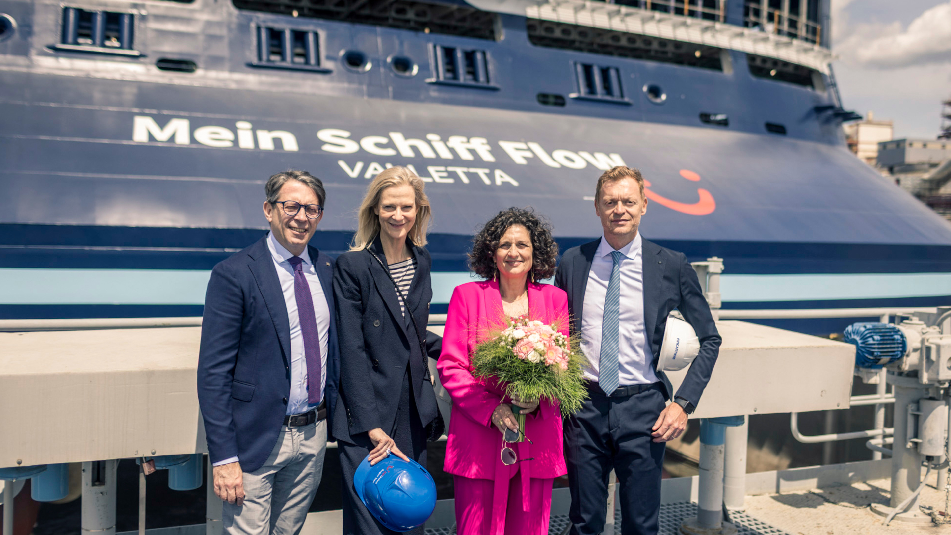Aufschwimmen der Mein Schiff Flow in der Werft