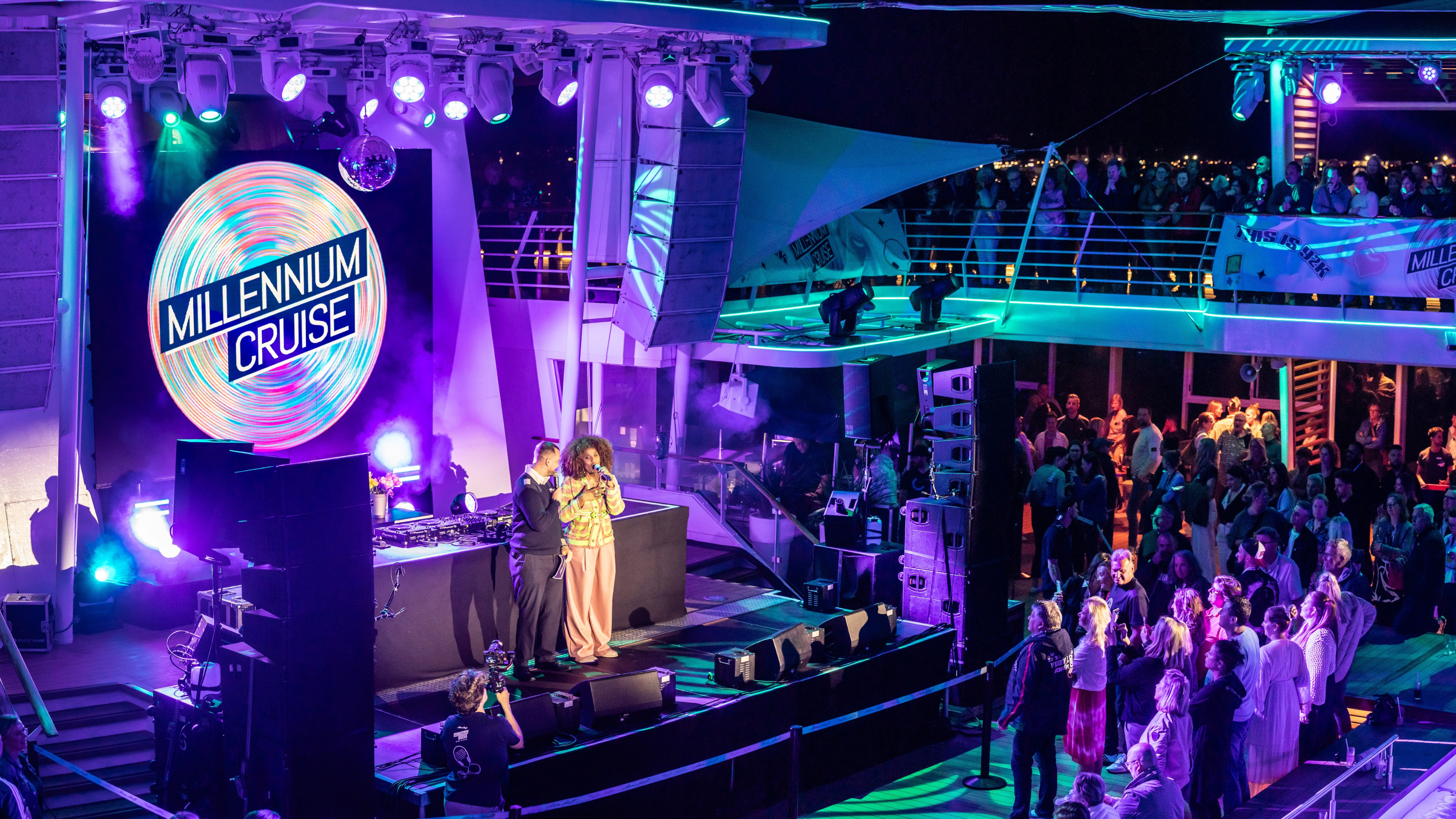 Daisy Dee bei der Millennium Cruise auf der Poolbühne