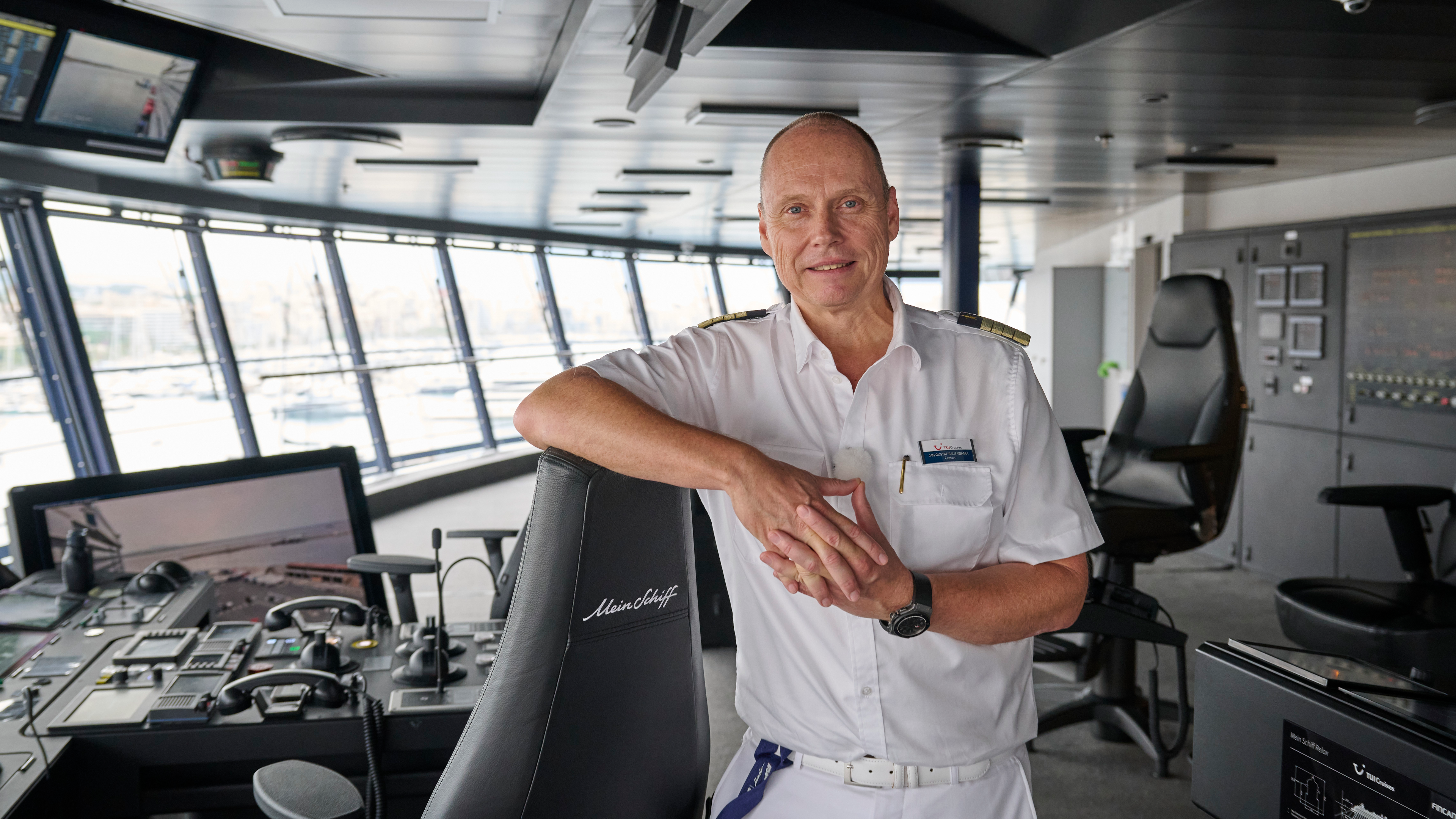 Kapitän Jan Gustaf Rautawaara auf der Brücke