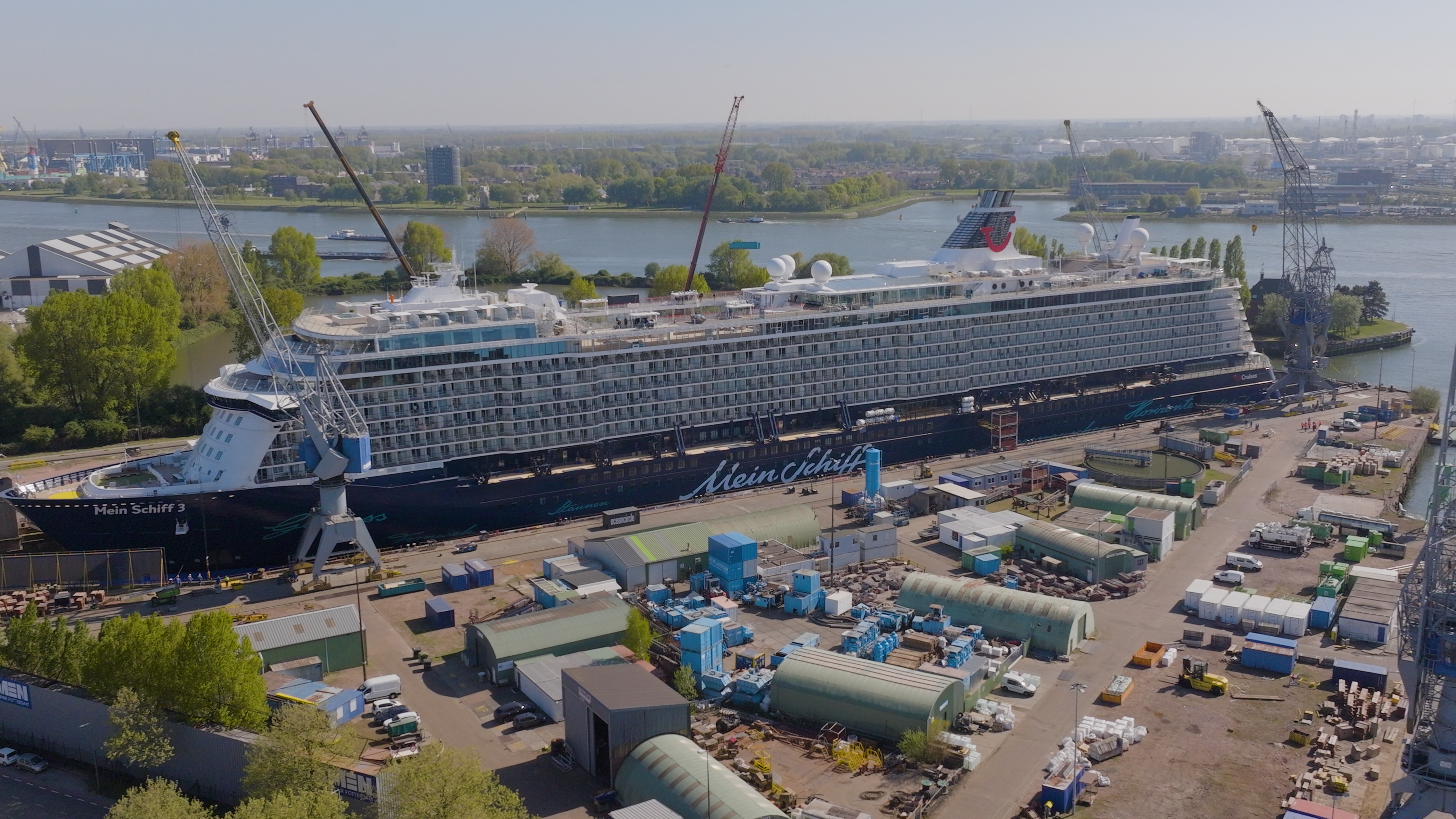 Mein Schiff 3 in der Werft in Rotterdam