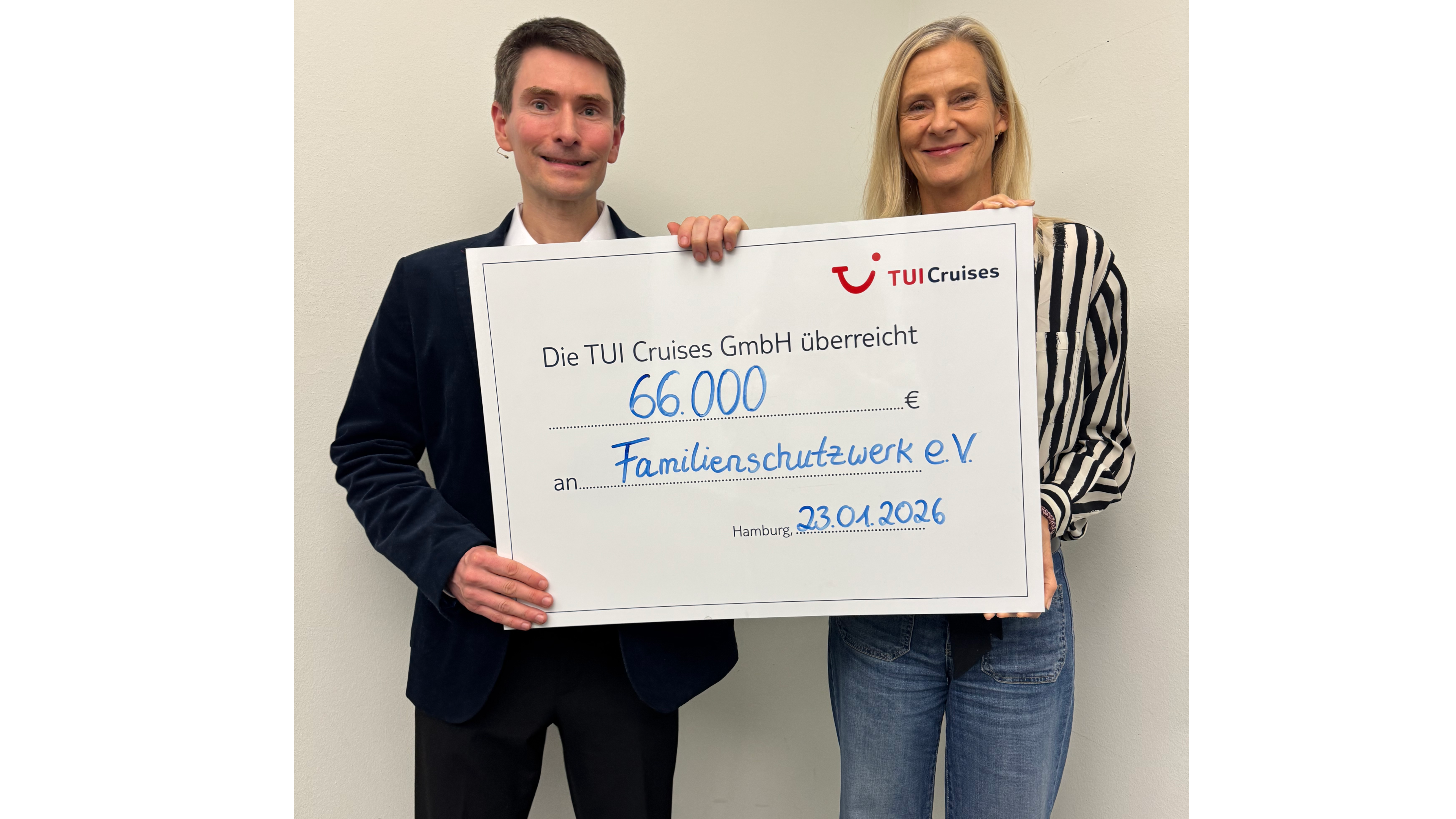 Wybcke Meier, CEO of TUI Cruises, presents the cheque to Phillip Schneider of Familienschutzwerk e.V.