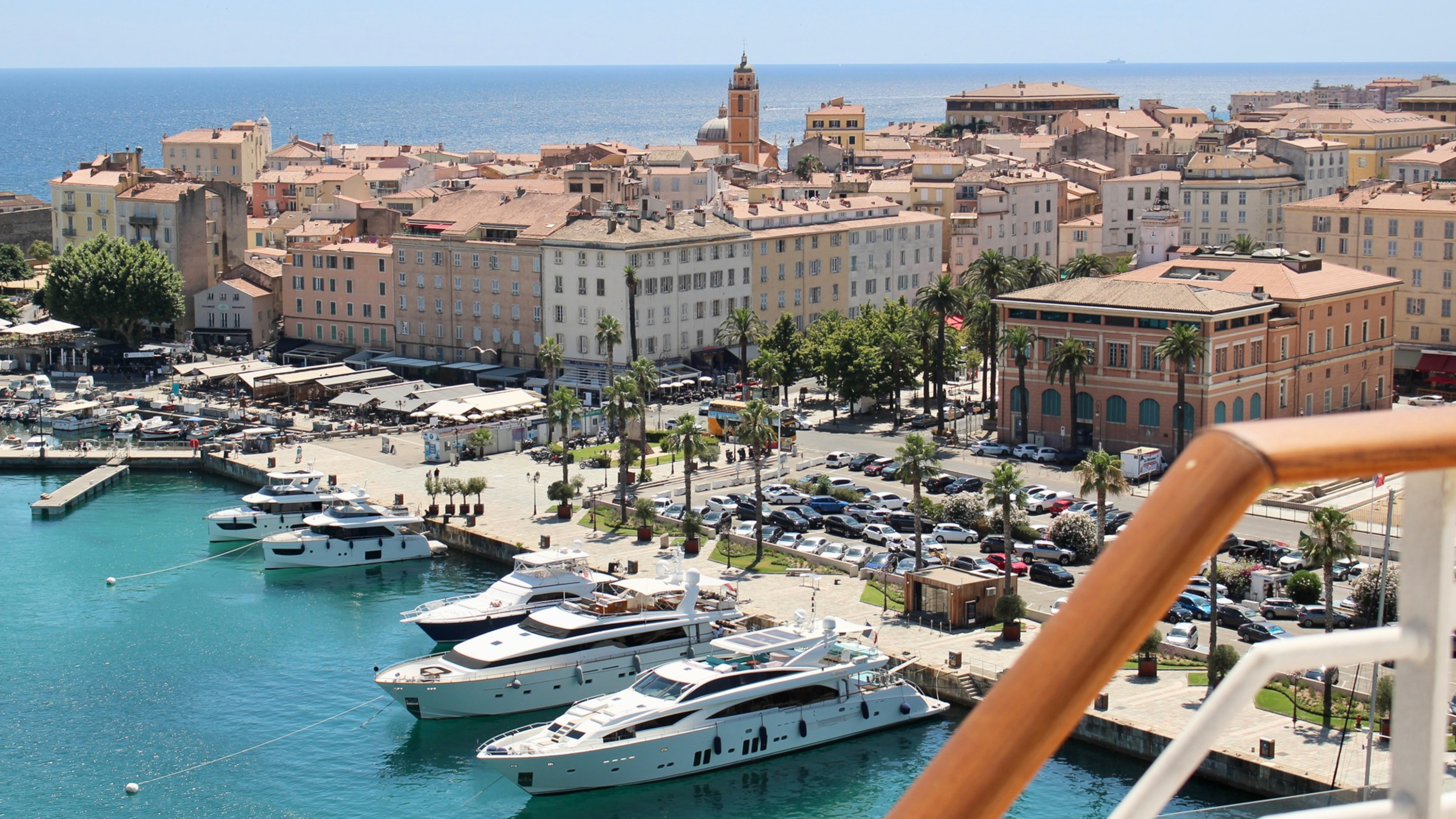 Die Mein Schiff Flow im Hafen im von Ajaccio auf  Korsika. 