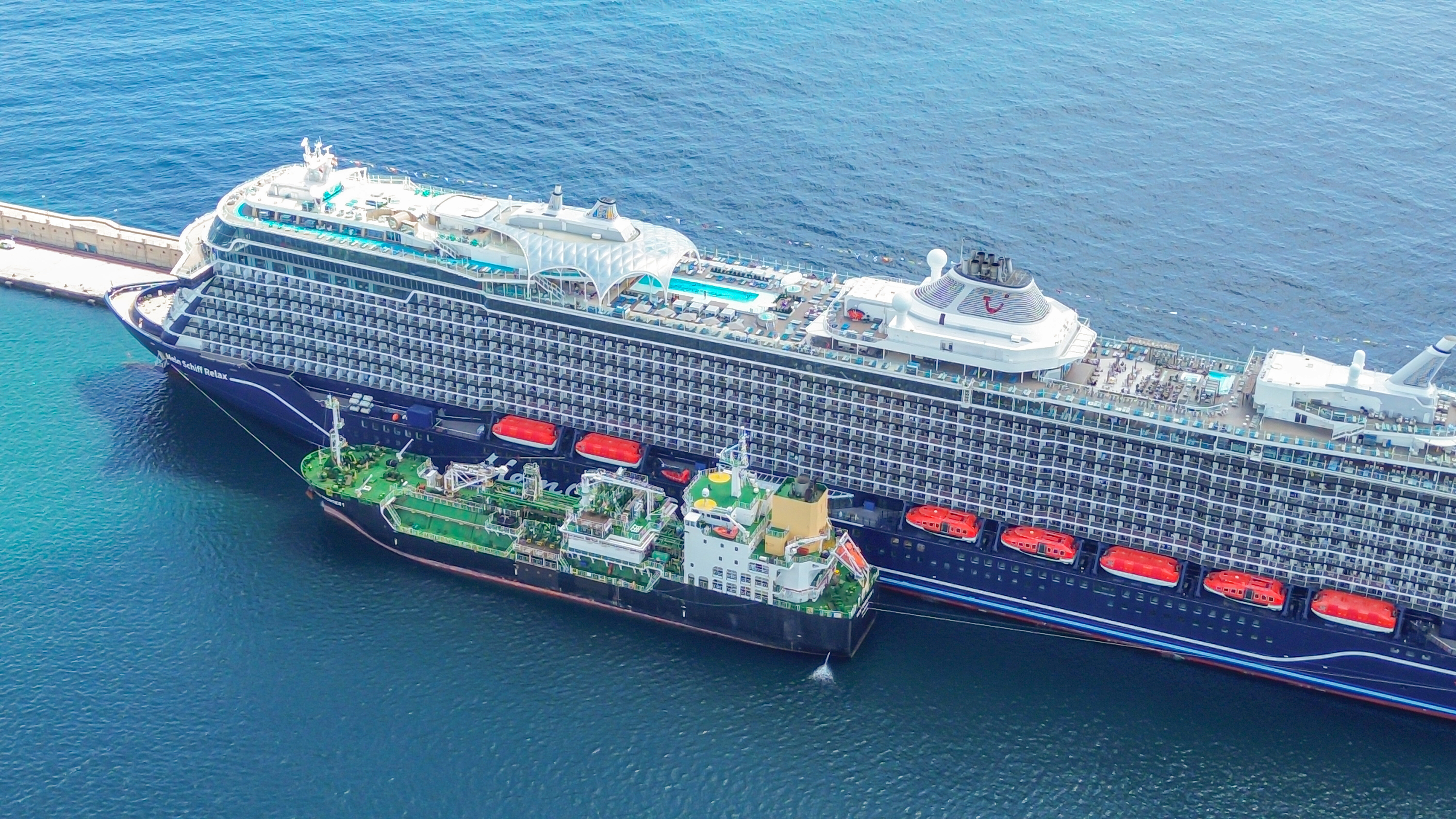 Die Mein Schiff Relax bunkert Bio-LNG