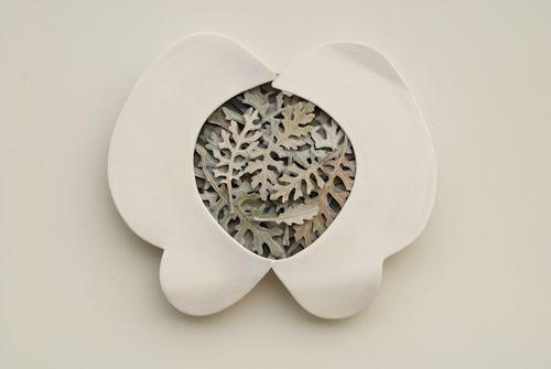 Ron Isaacs
Collar, 2020
Acrylic on birch plywood construction
8.25 x 9.5 x 1.25 inches
21 x 24.1 x 3.2 cm