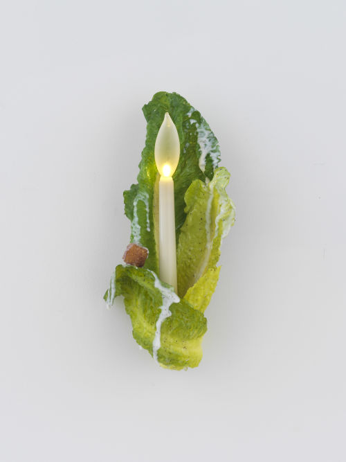 Chloe Wise
Mini Salad Sconce II, 2021
Oil paint and pepper on urethane
4 x 13 x 4 inches
10.2 x 33 x 10.2 cm