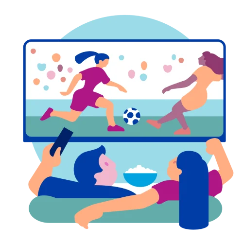 ソファーに座り女子サッカーの試合をテレビでみるカップル