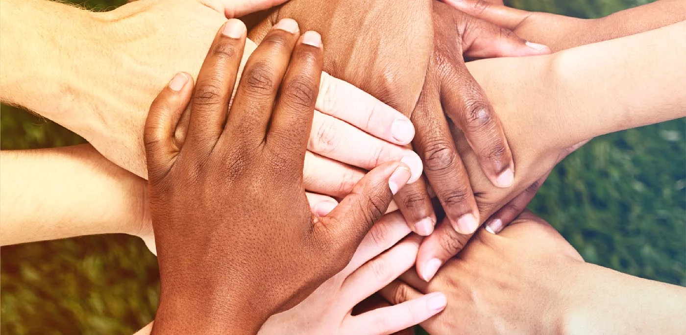 手を重ね合わせる