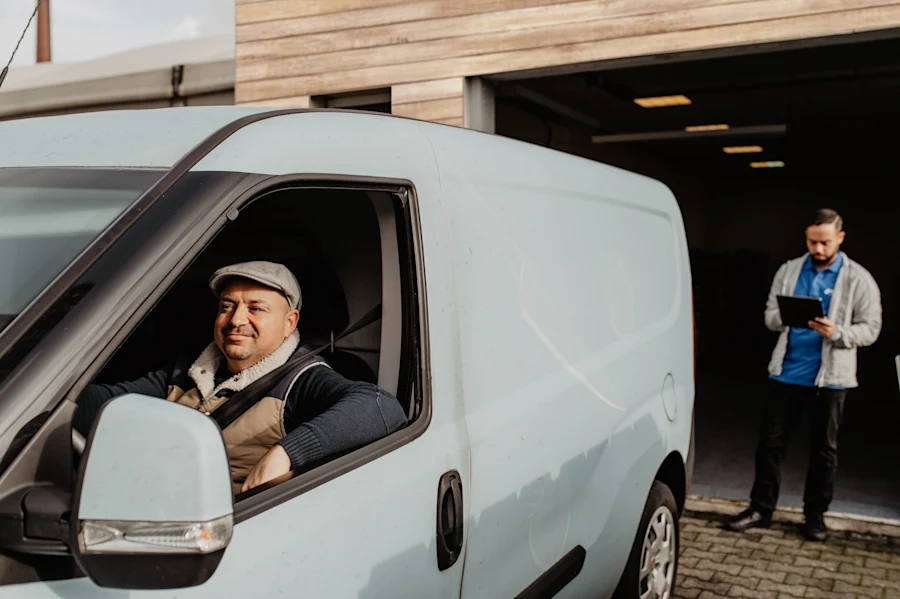 Man in einem Transporter