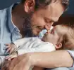Tatínek s dítětem v náručí