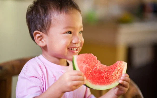 introduce-your-toddler-to-new-foods-and-snacks