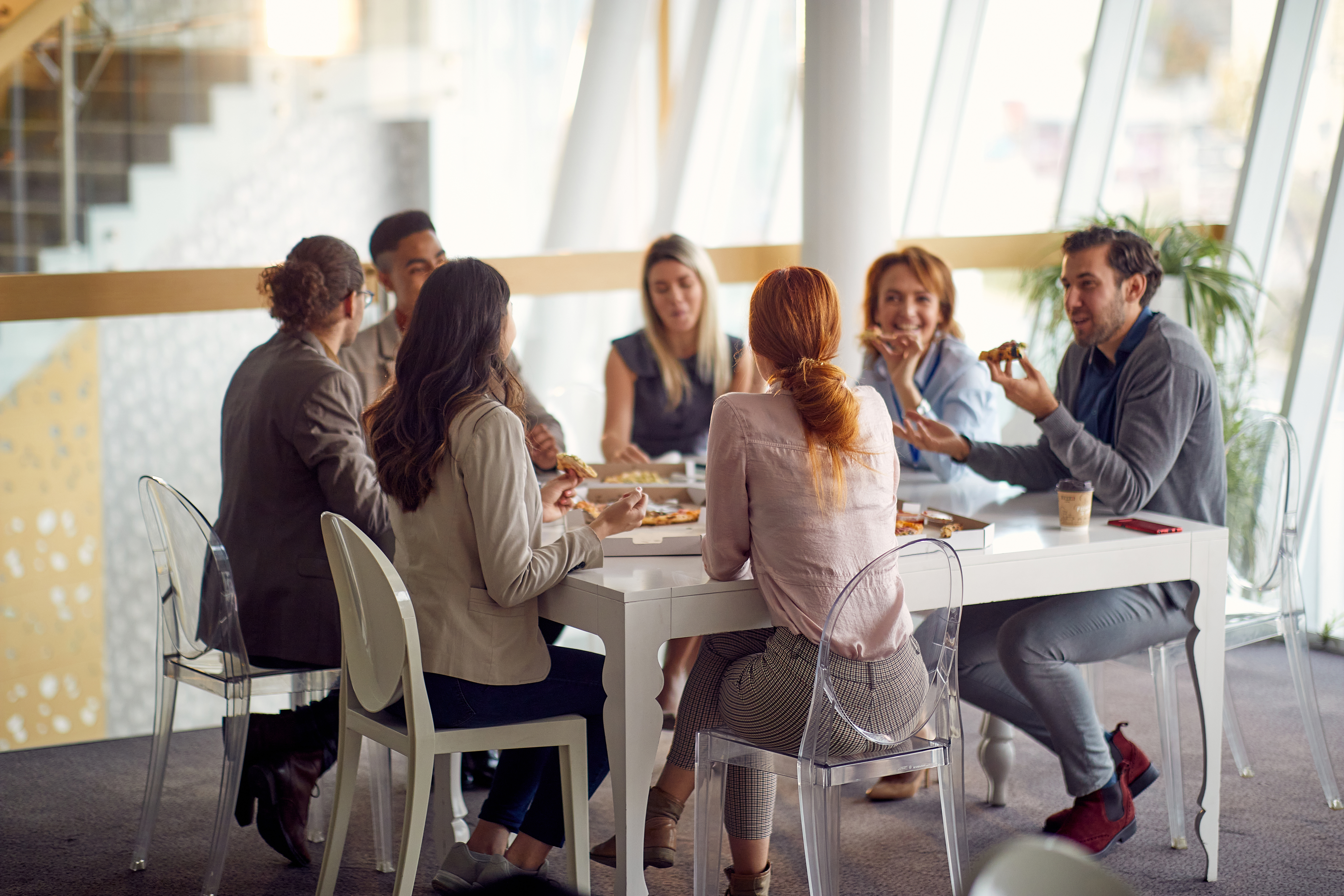 Ontdek allerlei tips om je medewerkers een gezellige en functionele kantine te bieden met aangenaam meubilair.