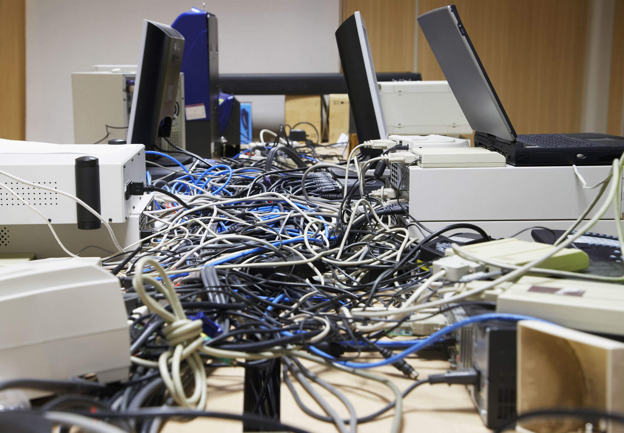 Comment gérer correctement les câbles sur votre lieu de travail