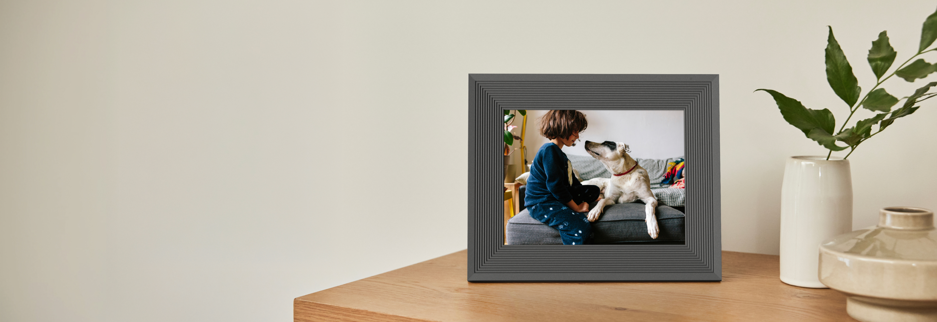 Parker, now available at Costco locations across the US and on Costco.com, is Aura’s modern 10.2" dual-orientation digital frame featuring a reeded, distinctive architectural design and a high-definition anti-glare display, and comes in two colorways: Reeded Slate and Reeded Limestone.