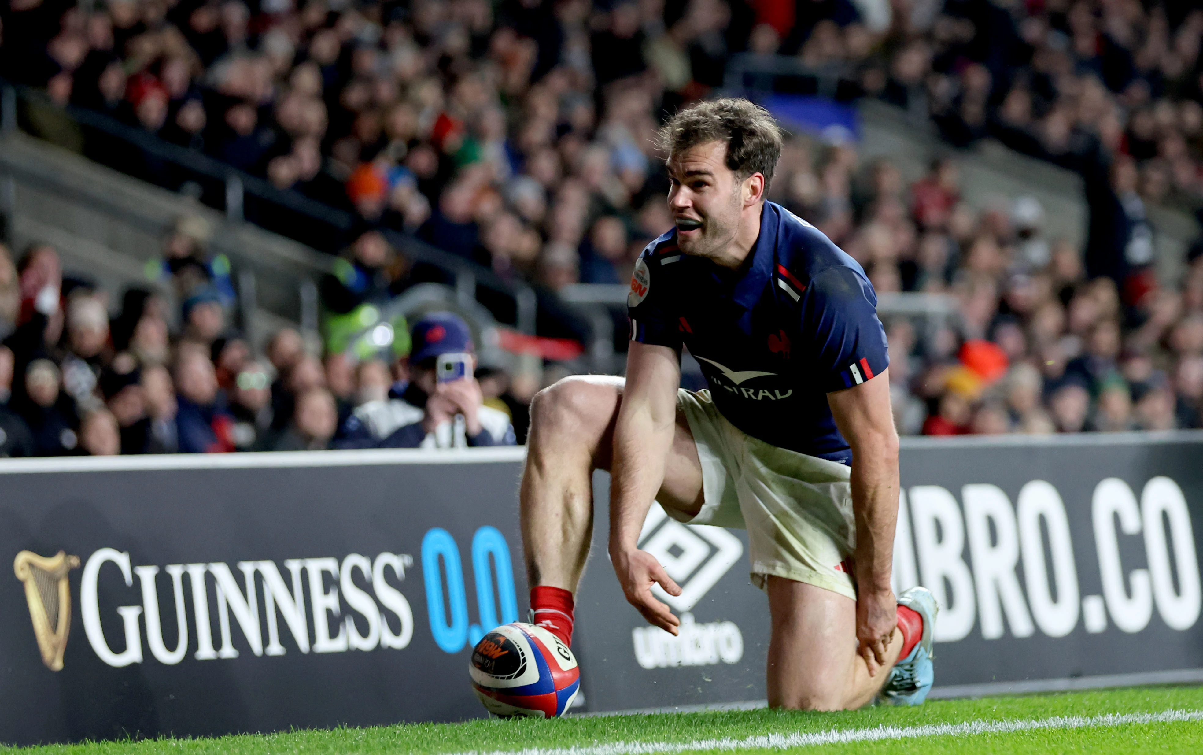 Damian Penaud scores at Twickenham