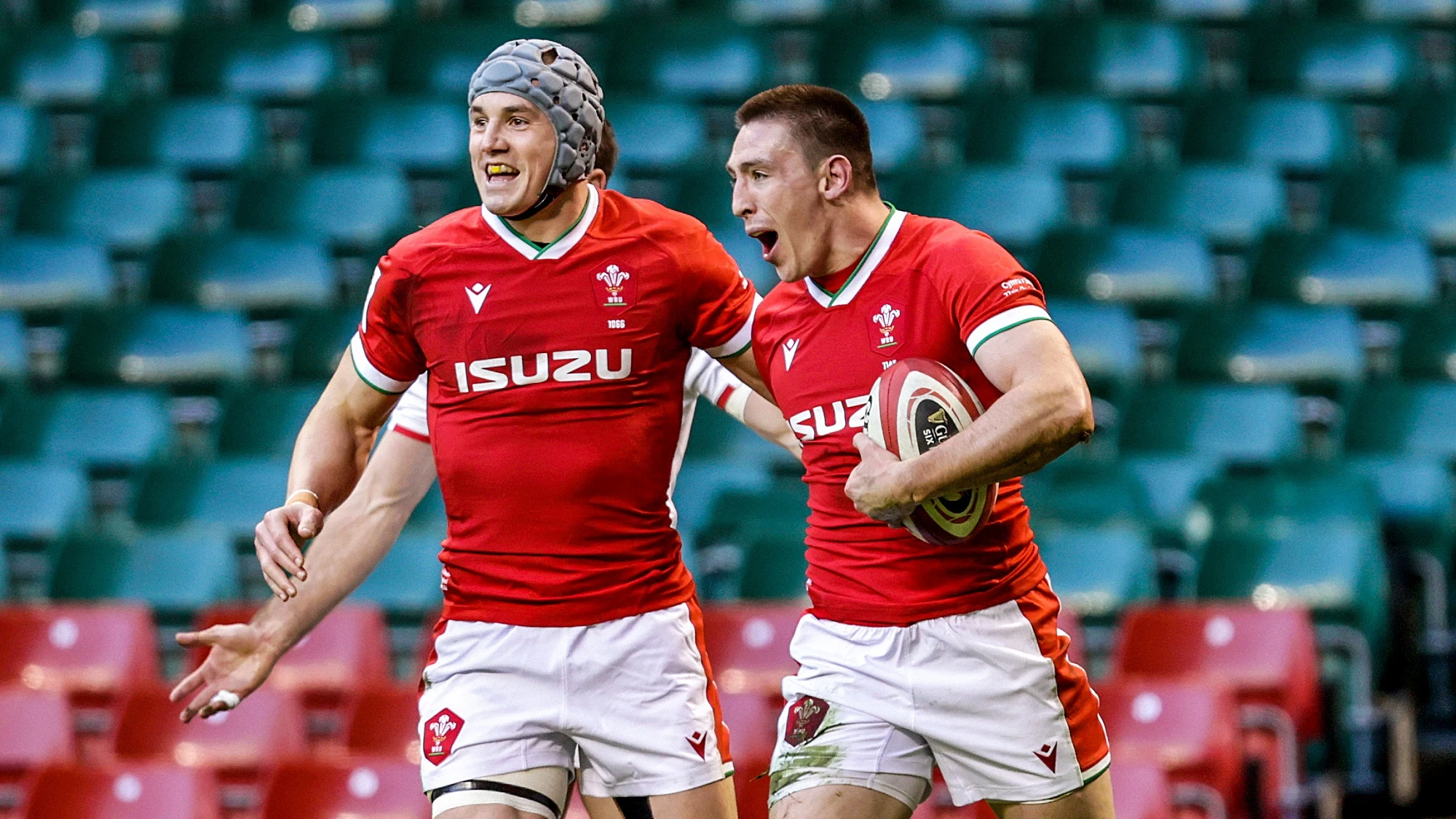 Jonathan Davies celebrates with Josh Adams after he scores a try 27/2/2021