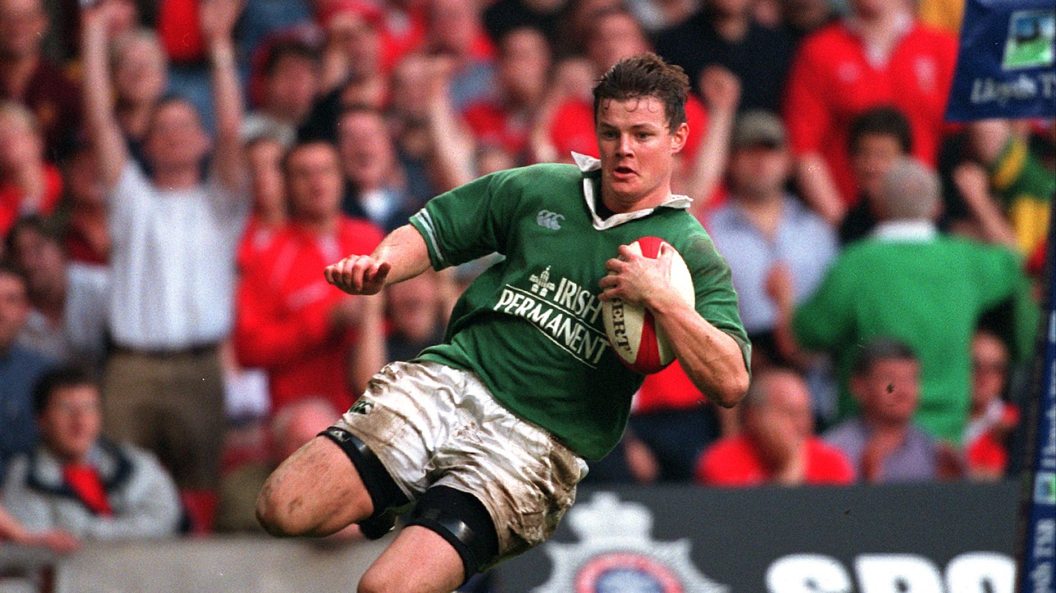 Brian O'Driscoll scores a try in the 2001 Six Nations.