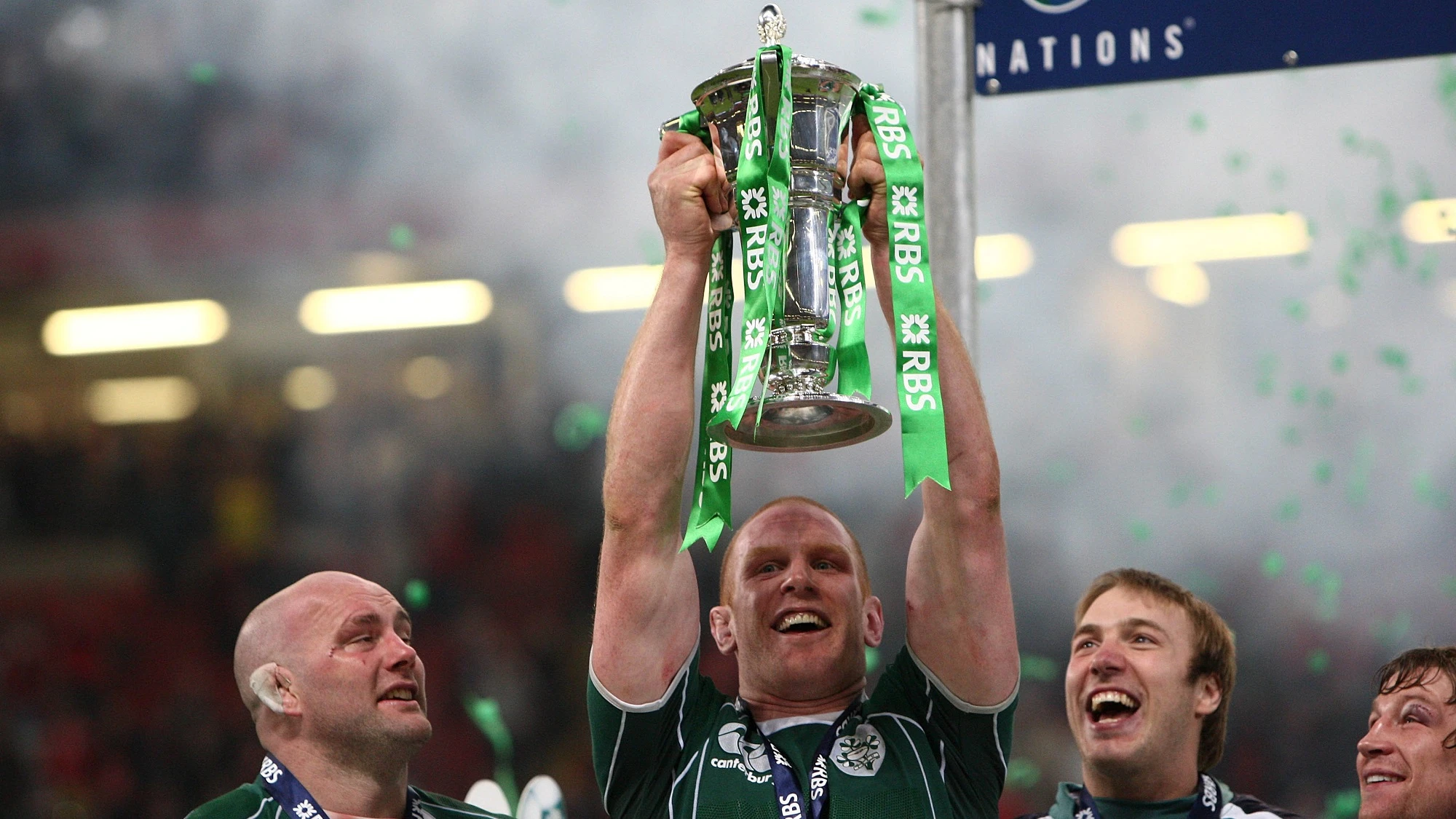 Paul O&#8217;Connell lifts the RBS Six Nations trophy 13/10/2015