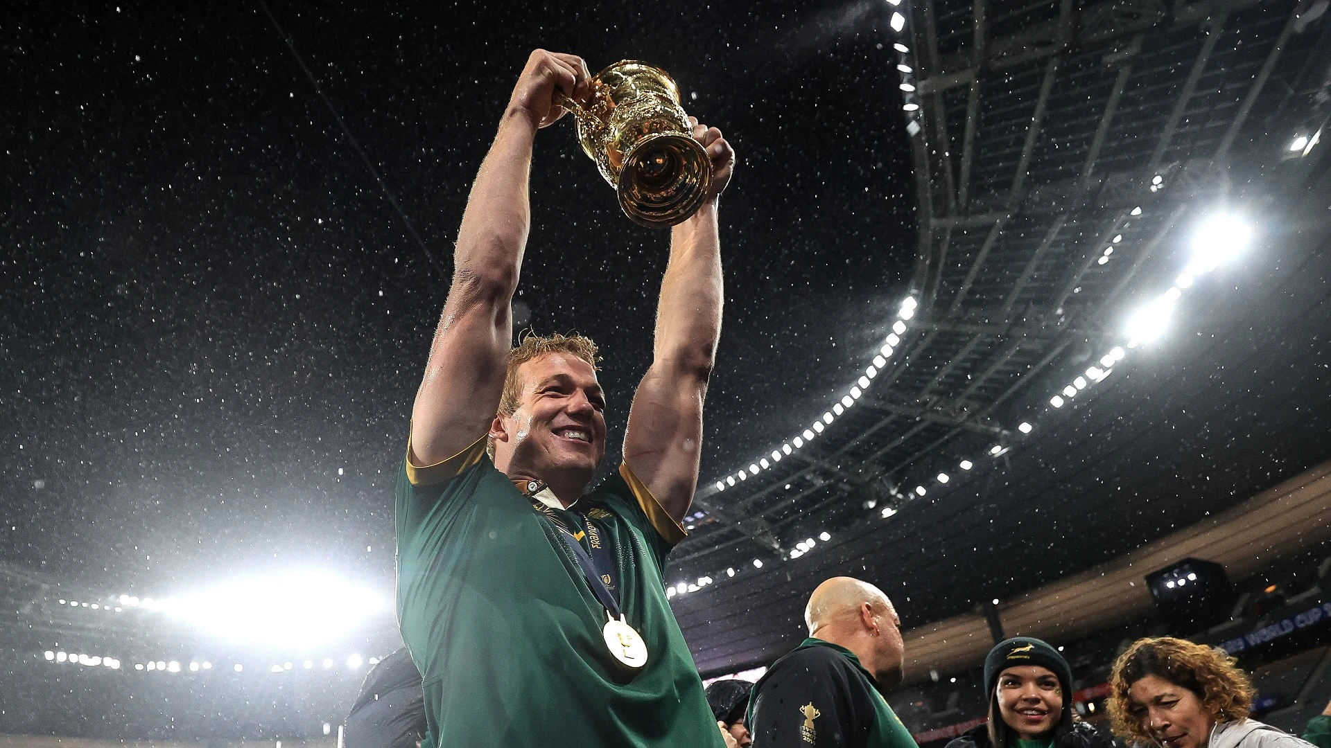 Pieter-Steph du Toit celebrates with the William Webb Ellis trophy 28/10/2023