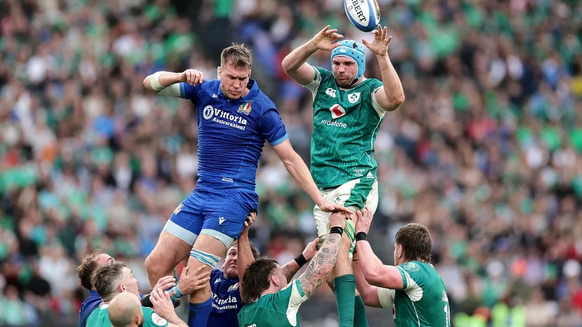 Federico Ruzza and Tadhg Beirne compete for lineout ball during the 2025 meeting between Italy and Ireland.